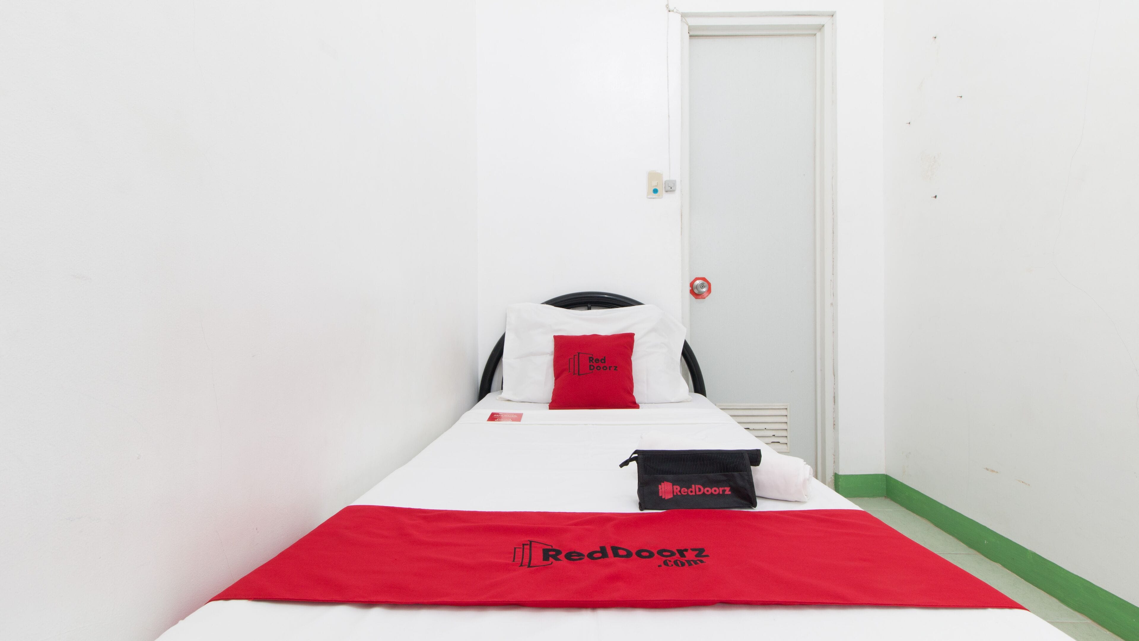 Galoso Travellers Inn by RedDoorz