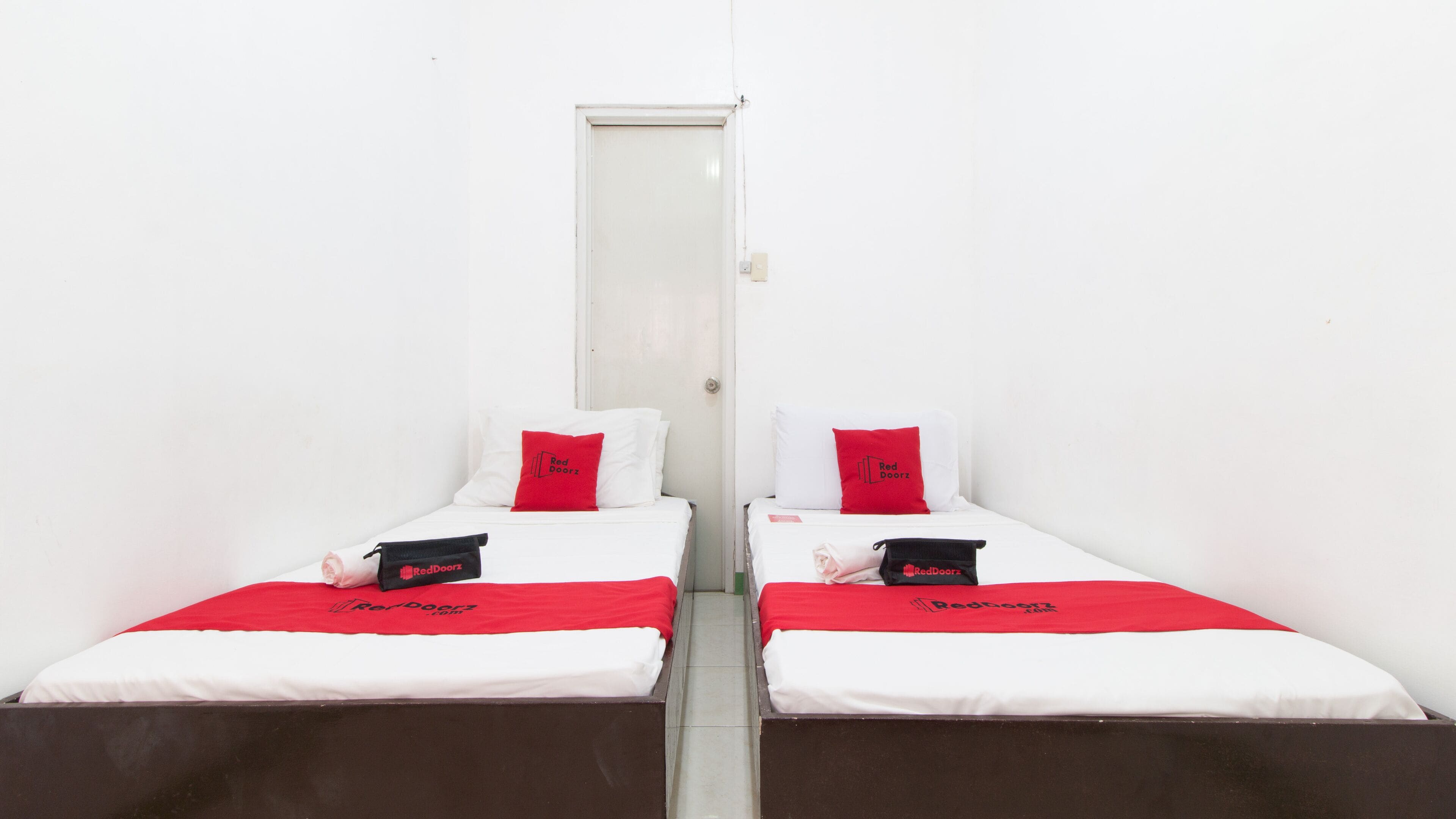Galoso Travellers Inn by RedDoorz