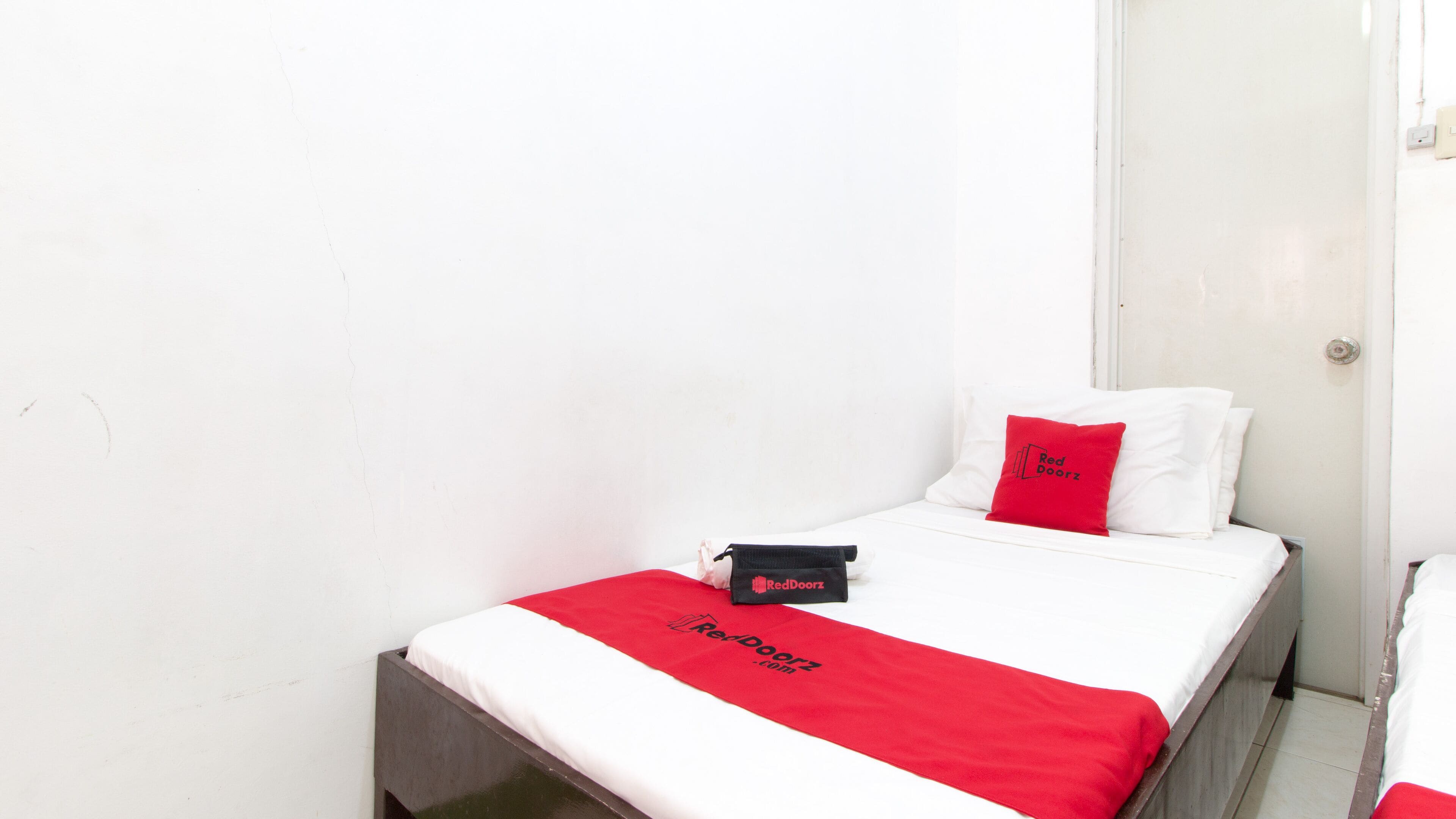 Galoso Travellers Inn by RedDoorz