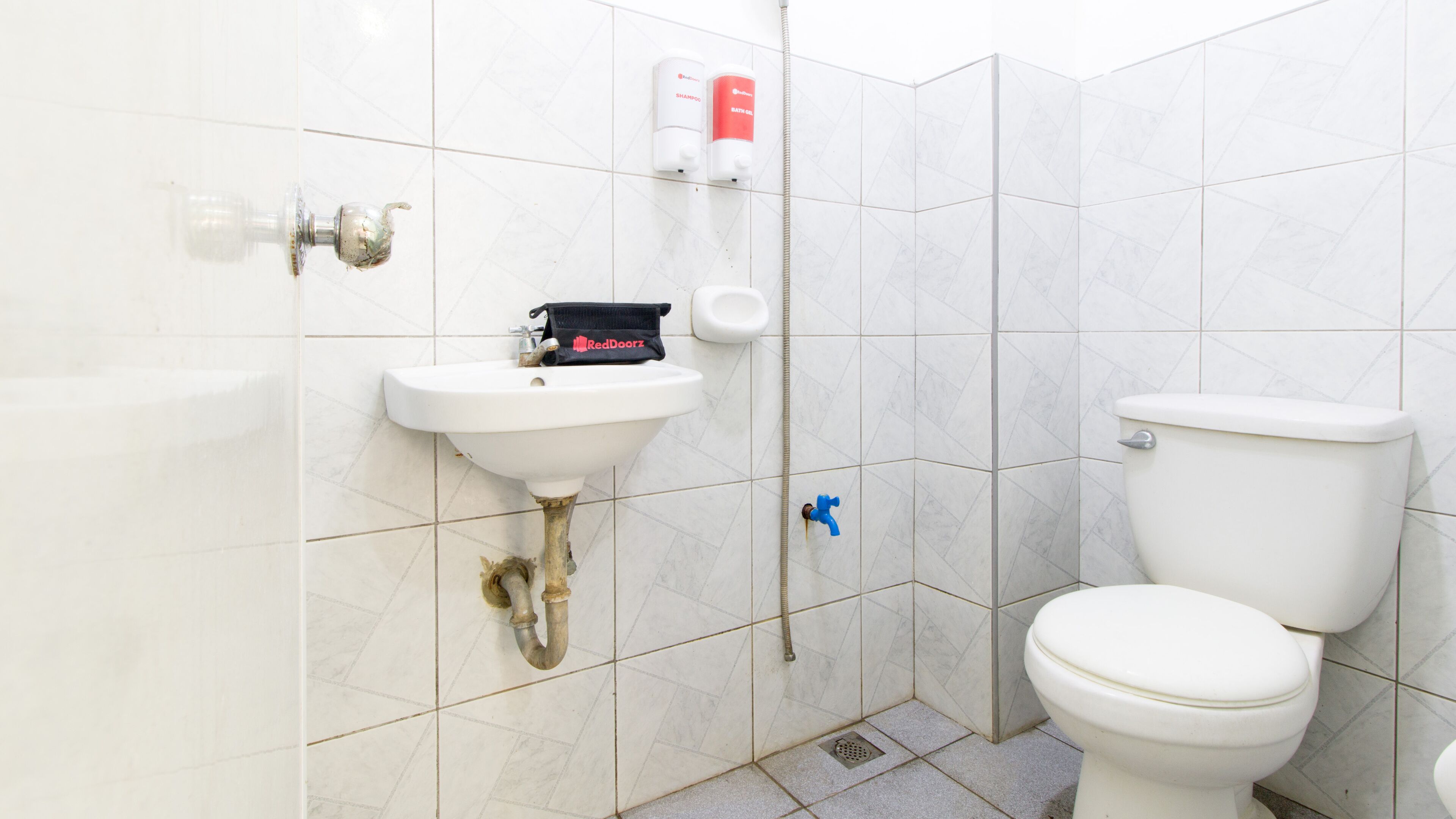 Galoso Travellers Inn by RedDoorz