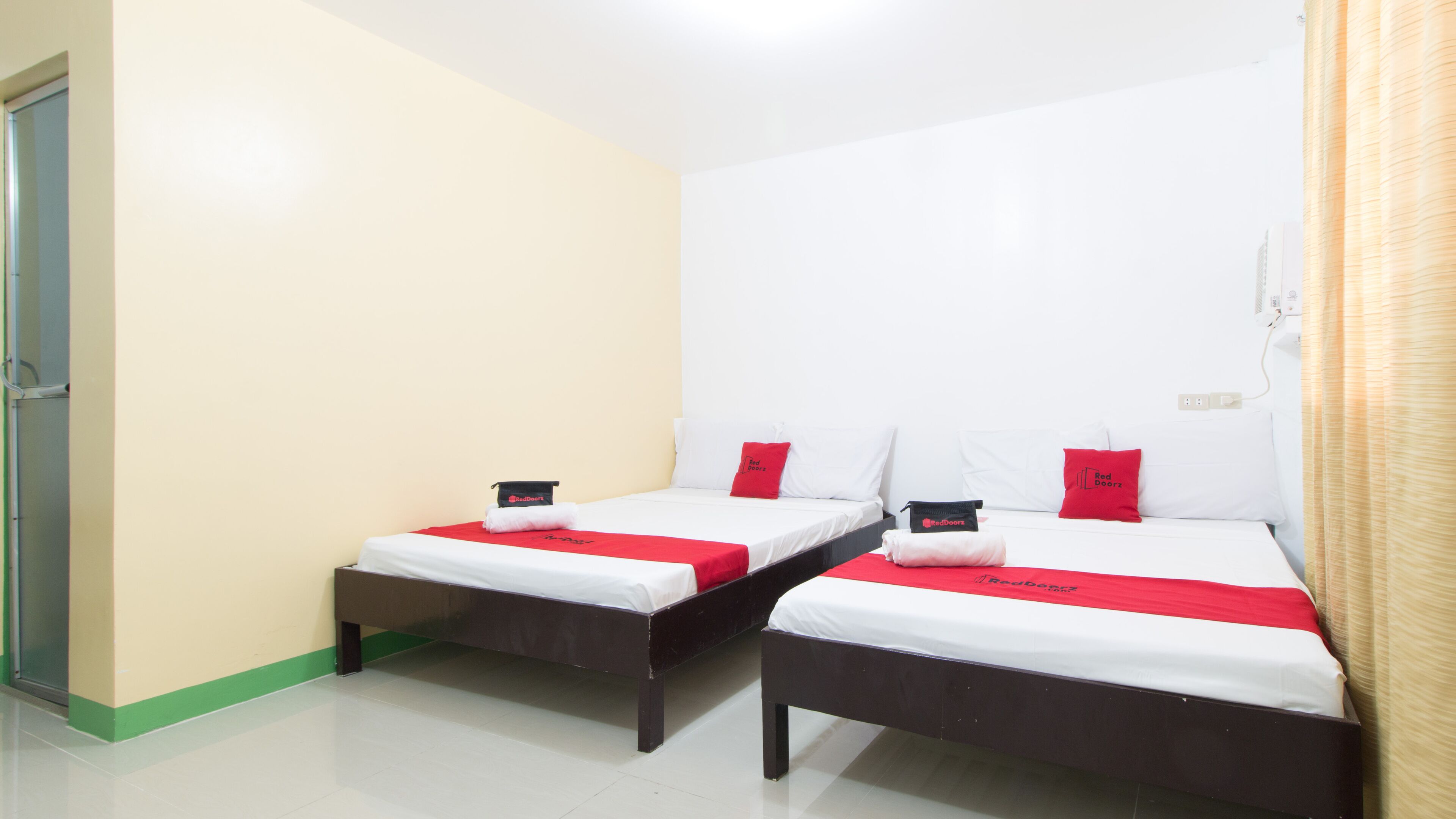 Galoso Travellers Inn by RedDoorz