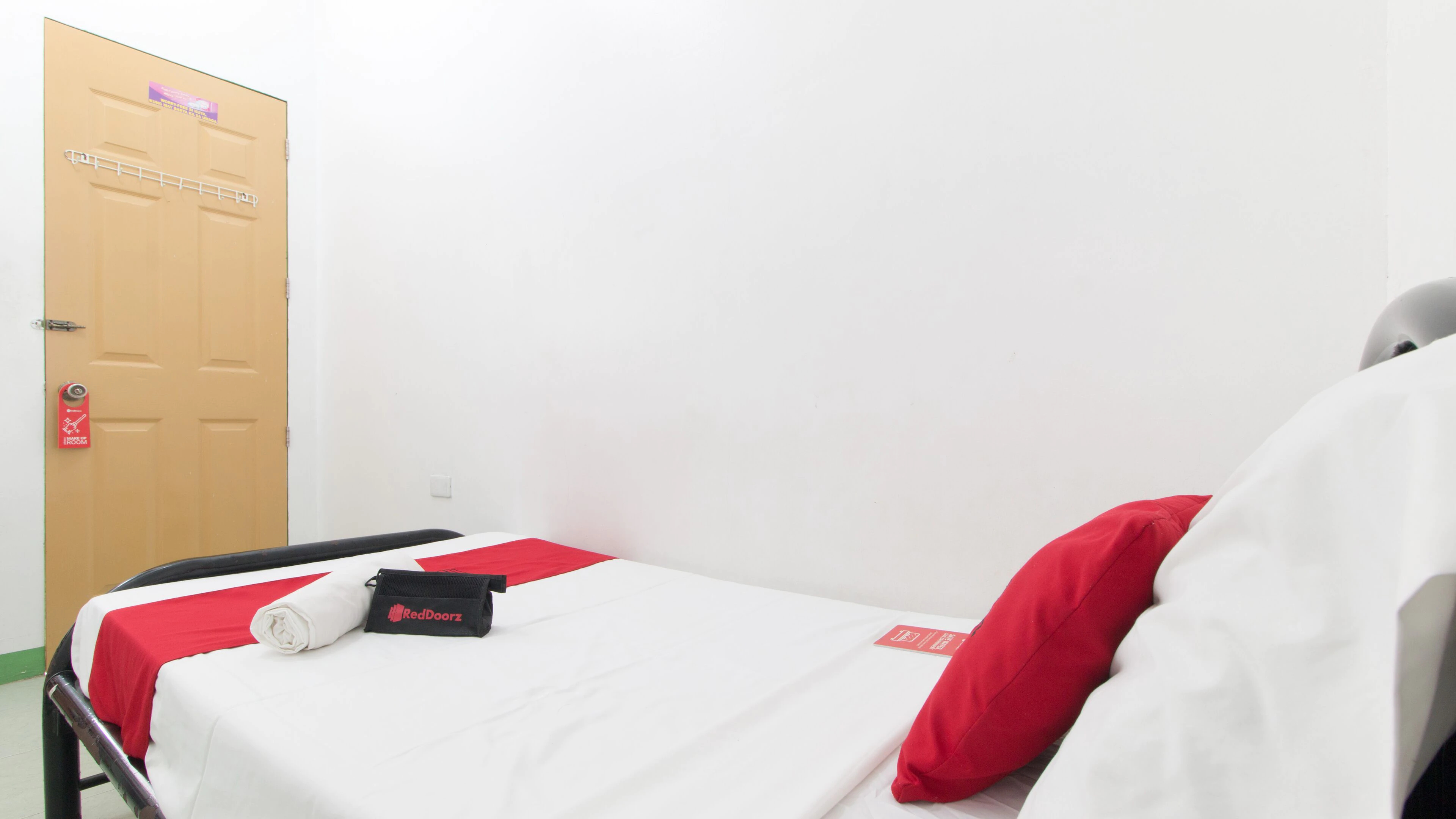 Galoso Travellers Inn by RedDoorz