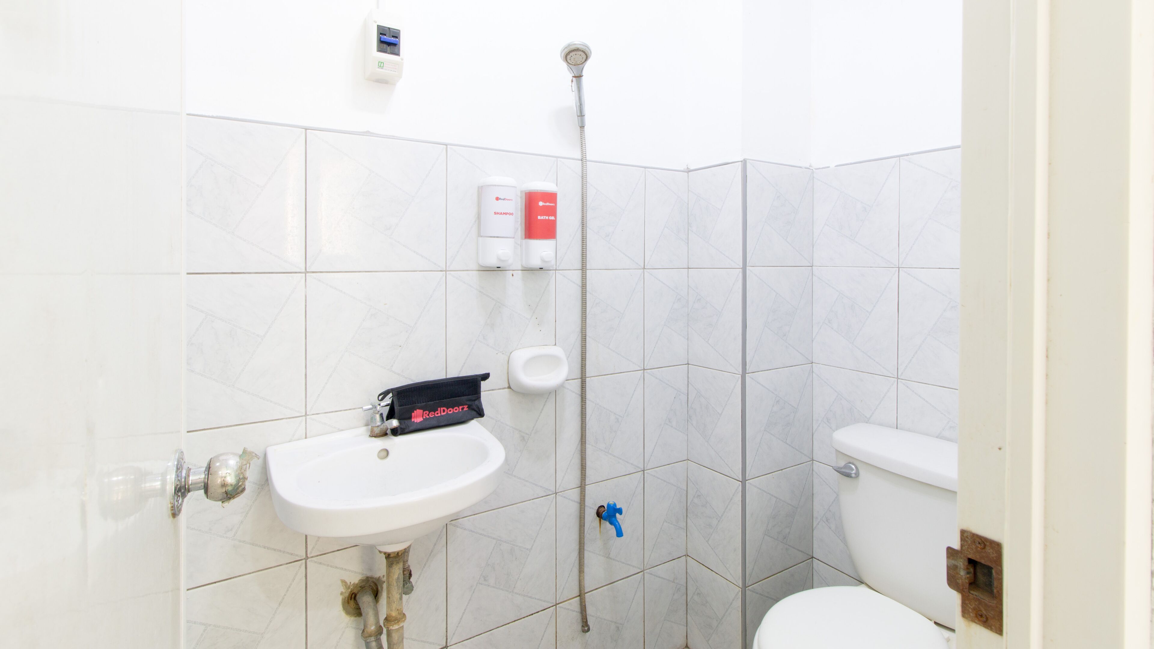 Galoso Travellers Inn by RedDoorz
