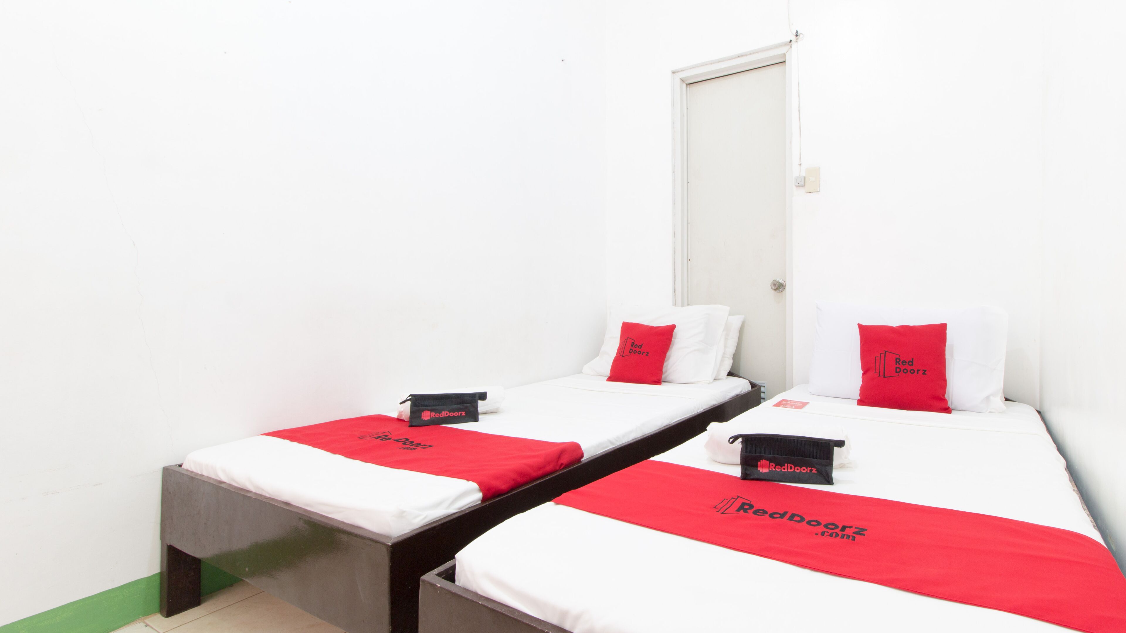 Galoso Travellers Inn by RedDoorz