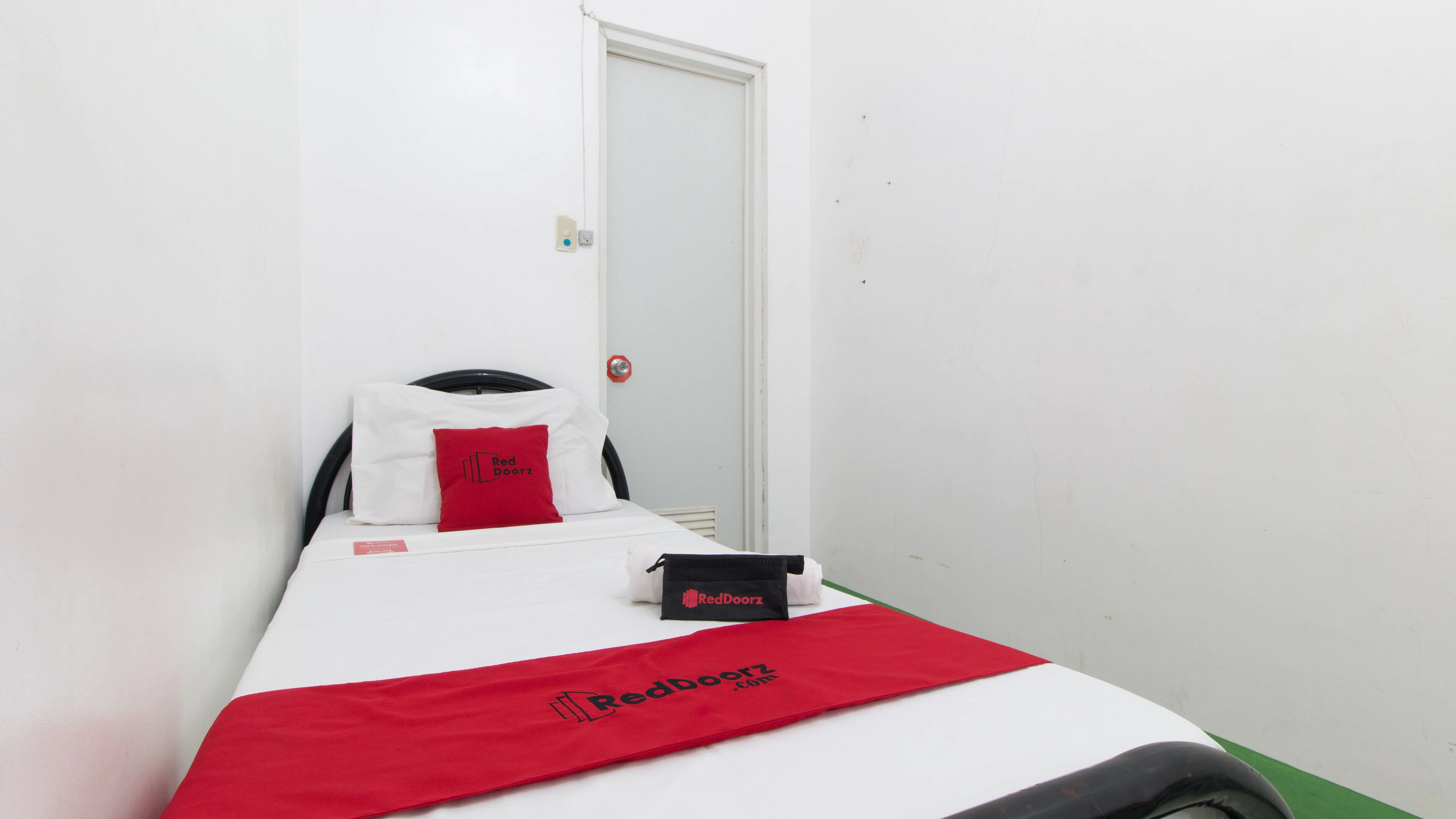 Galoso Travellers Inn by RedDoorz