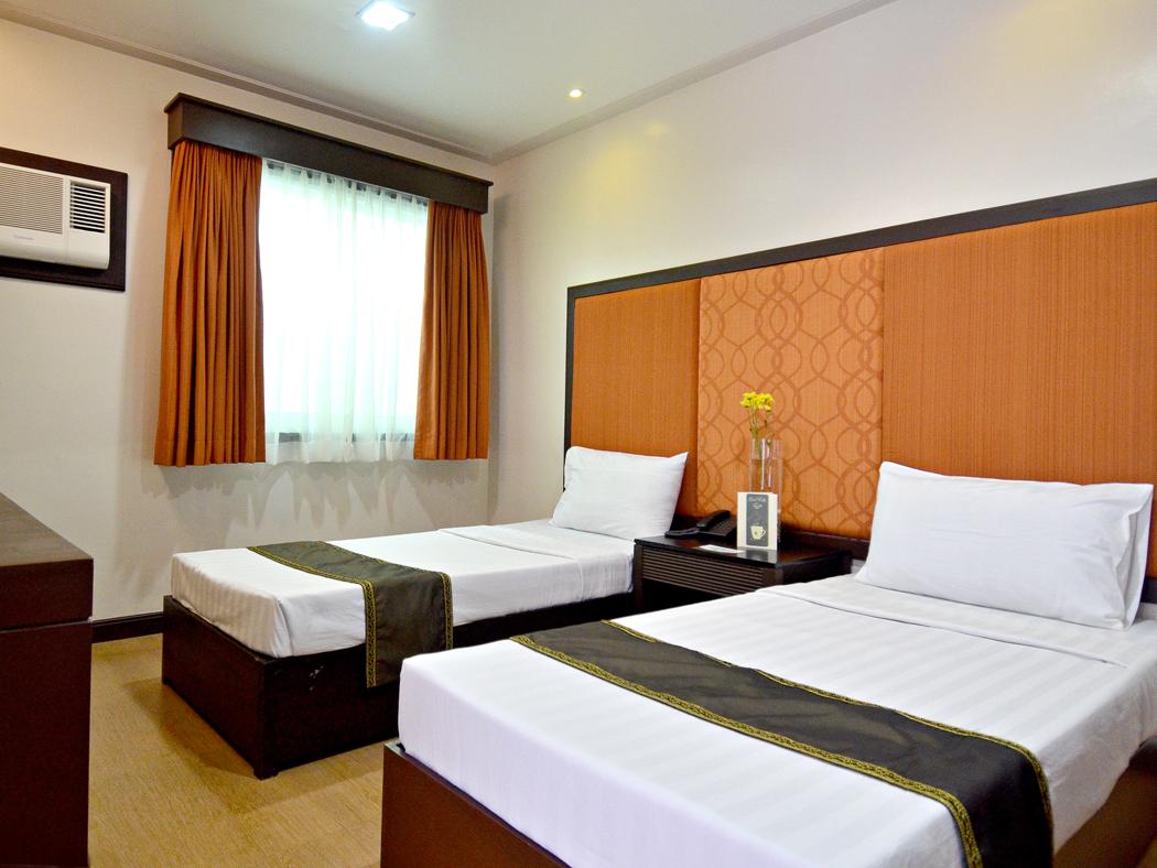 La Piazza Hotel & Convention Center