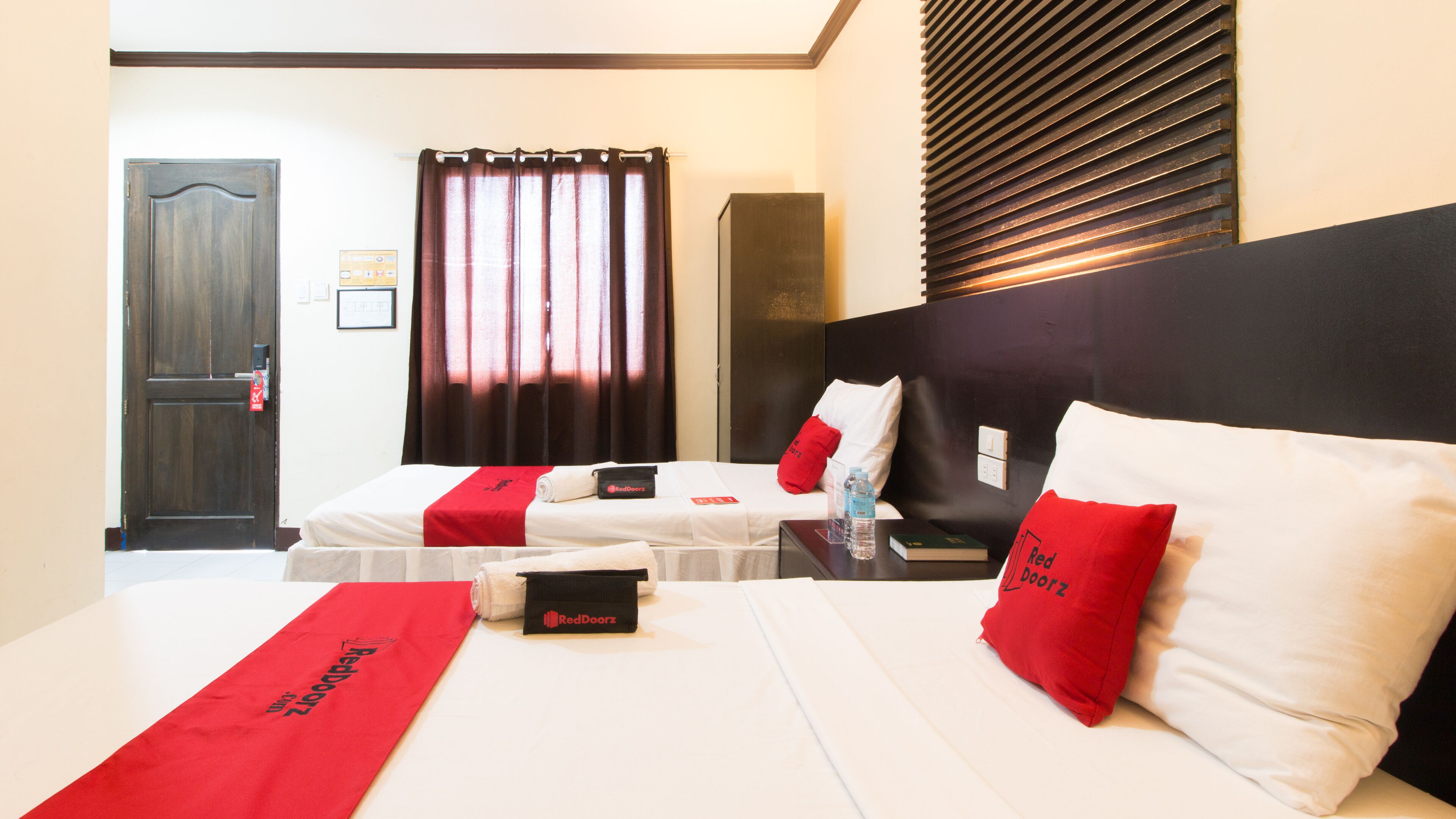 Basic Rooms Hotel by RedDoorz