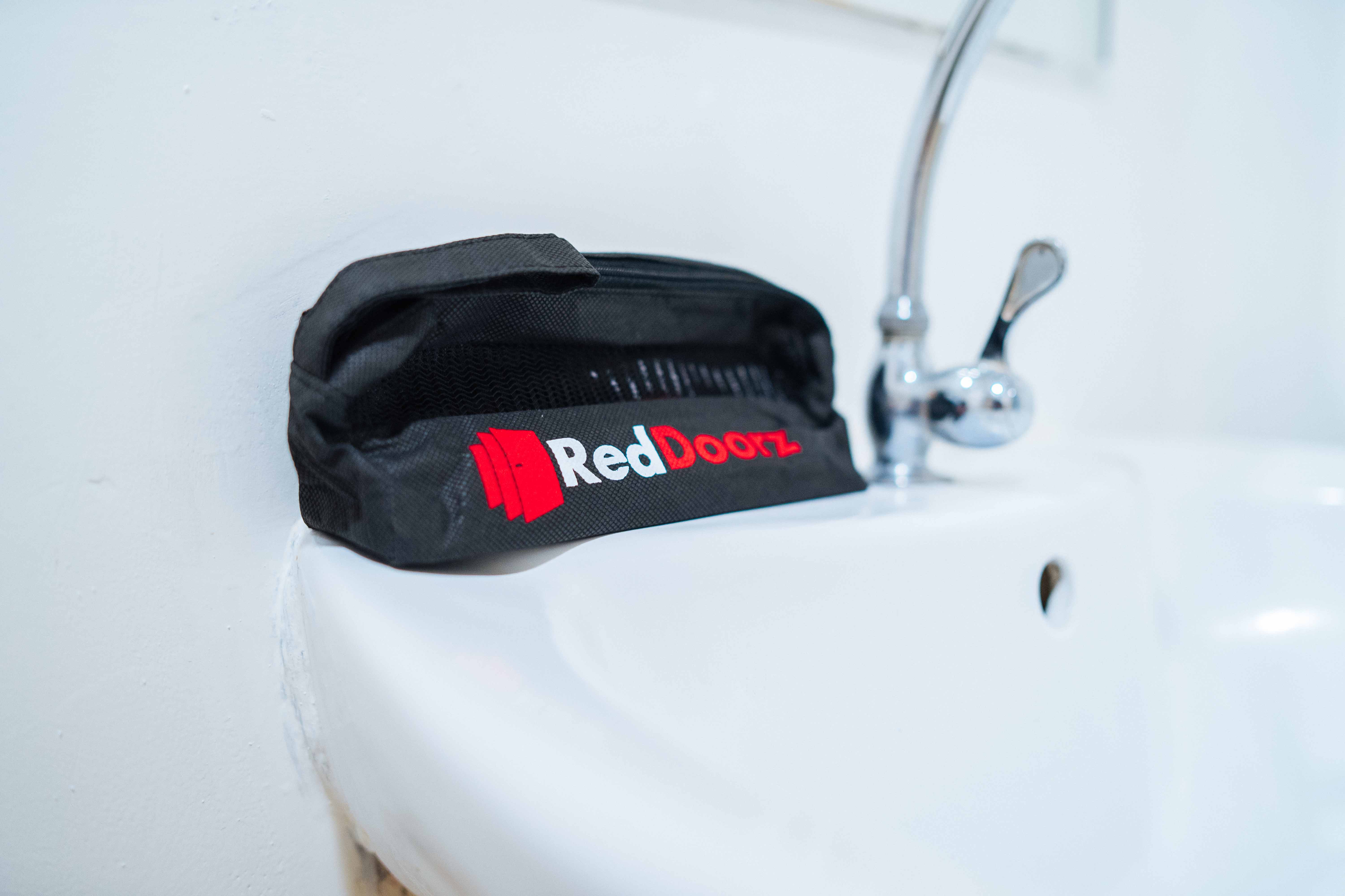 RedDoorz TJMG by Bel Air Polaris Makati