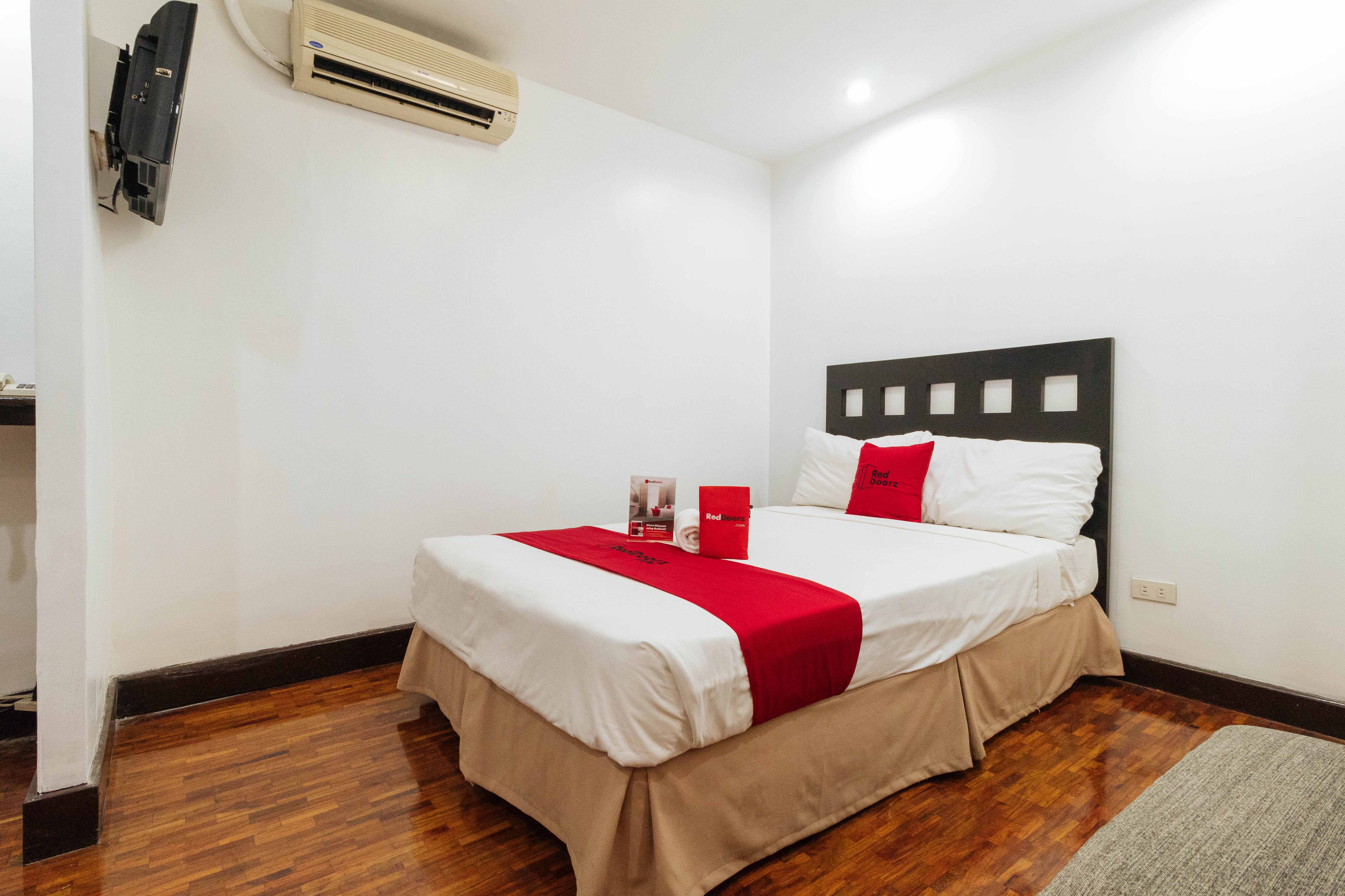 LPL Suites Greenbelt by RedDoorz