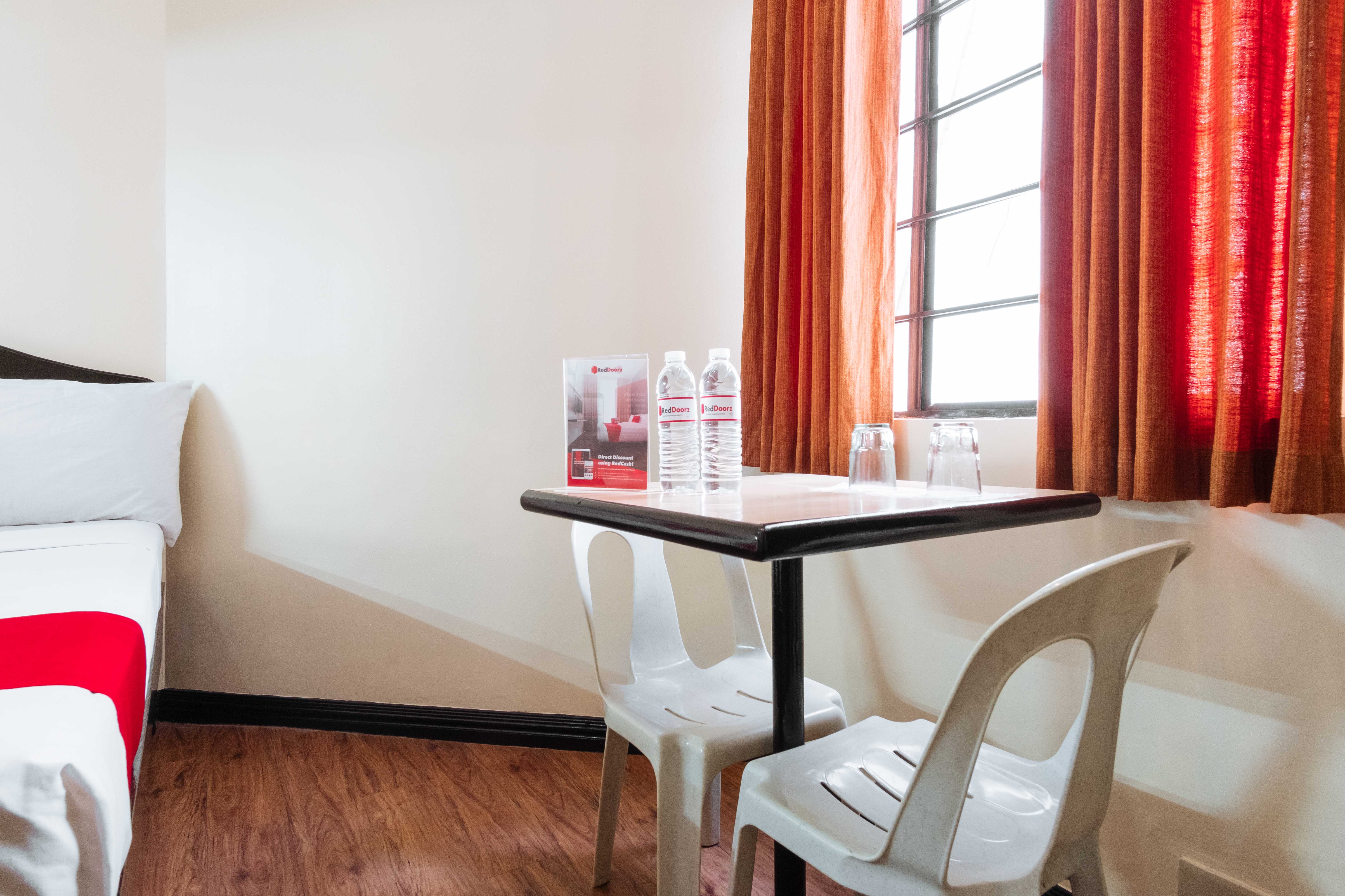 RedDoorz @ Vito Cruz Extension