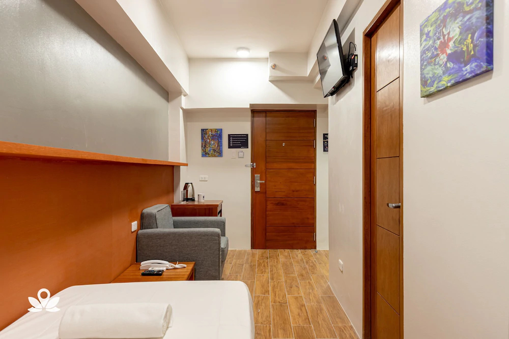 iHotel Uptown BGC
