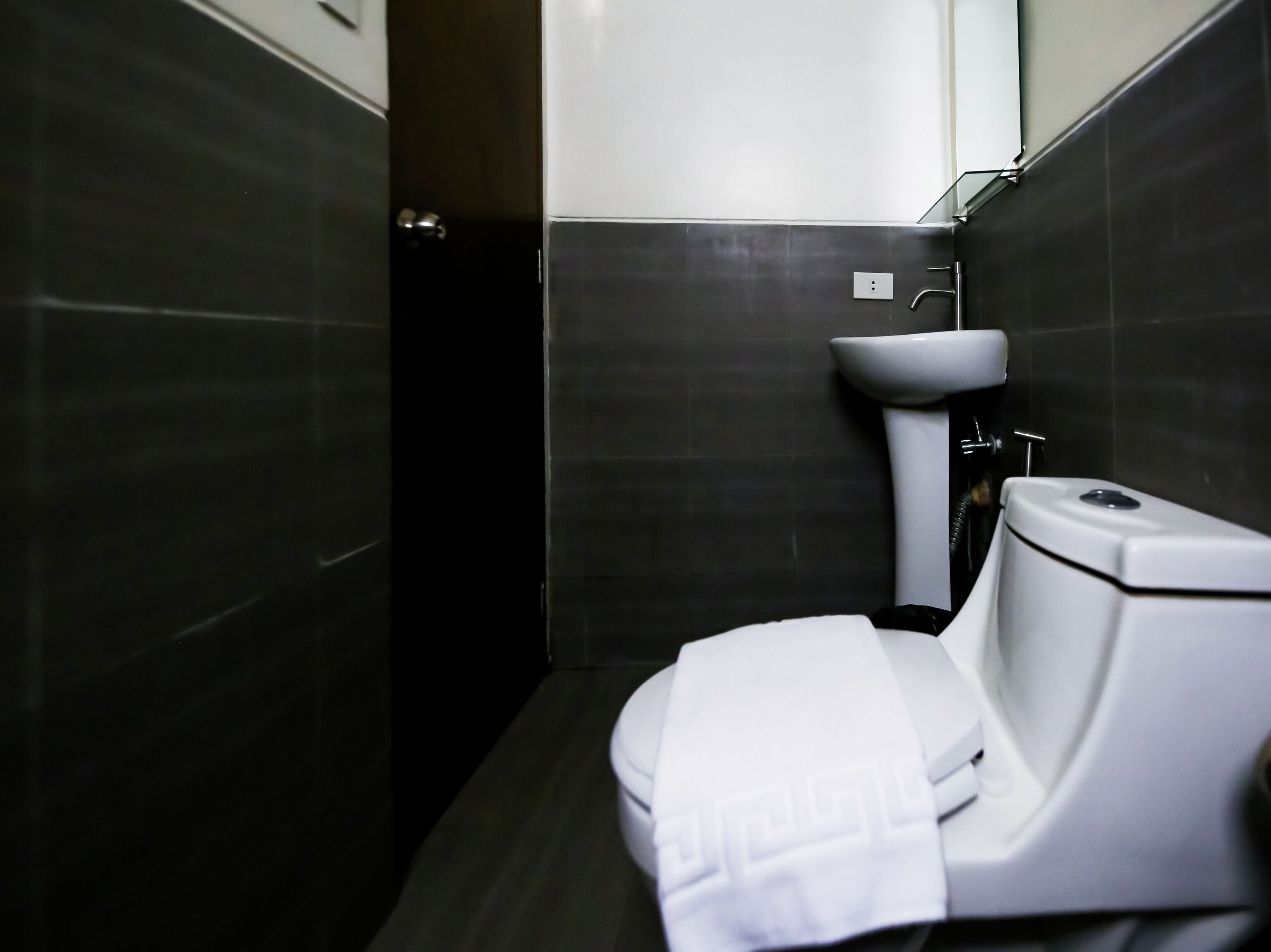 Arzo Hotel Makati by OYO Rooms