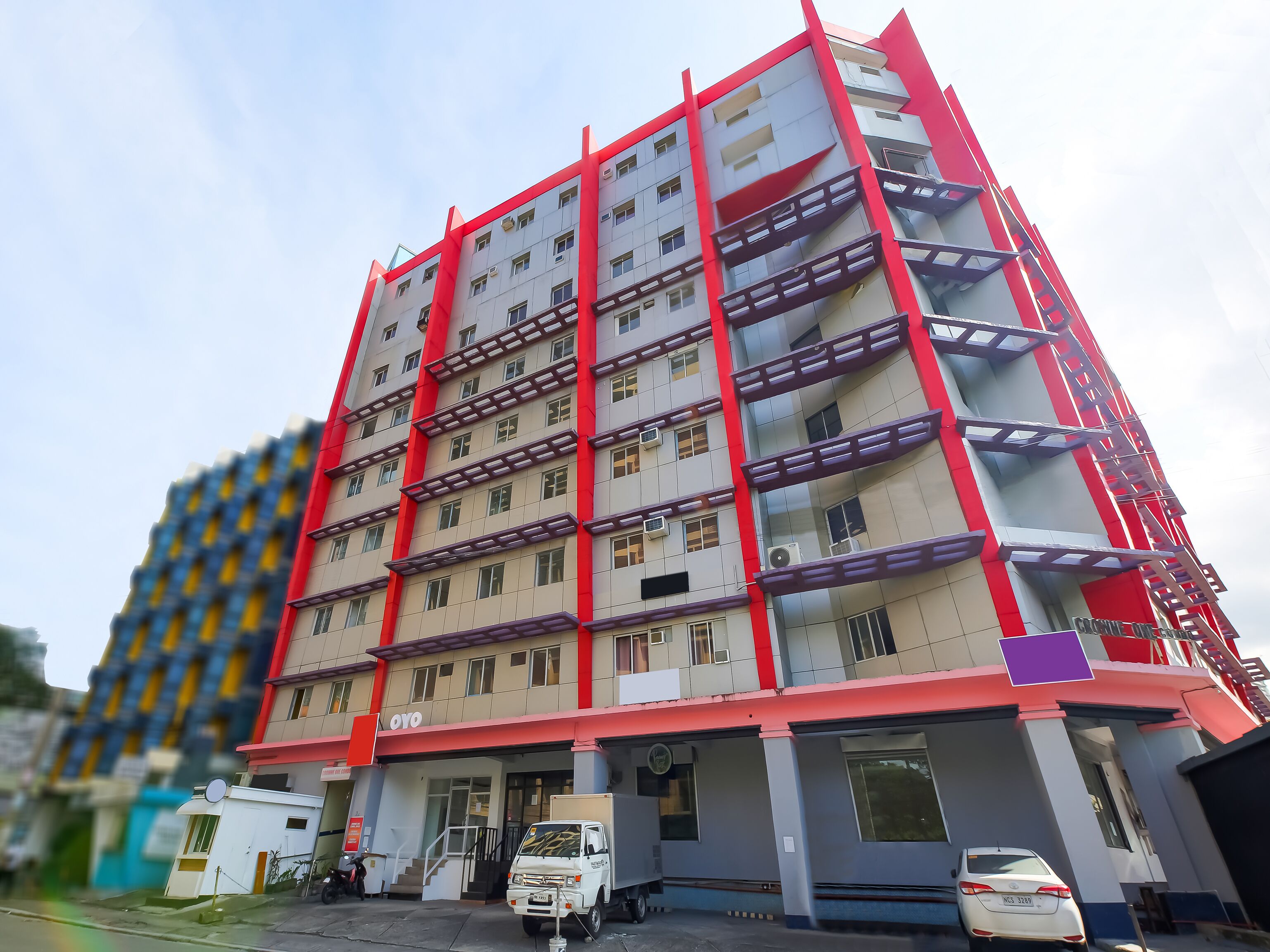 Crowne One Condo by Oyo Rooms