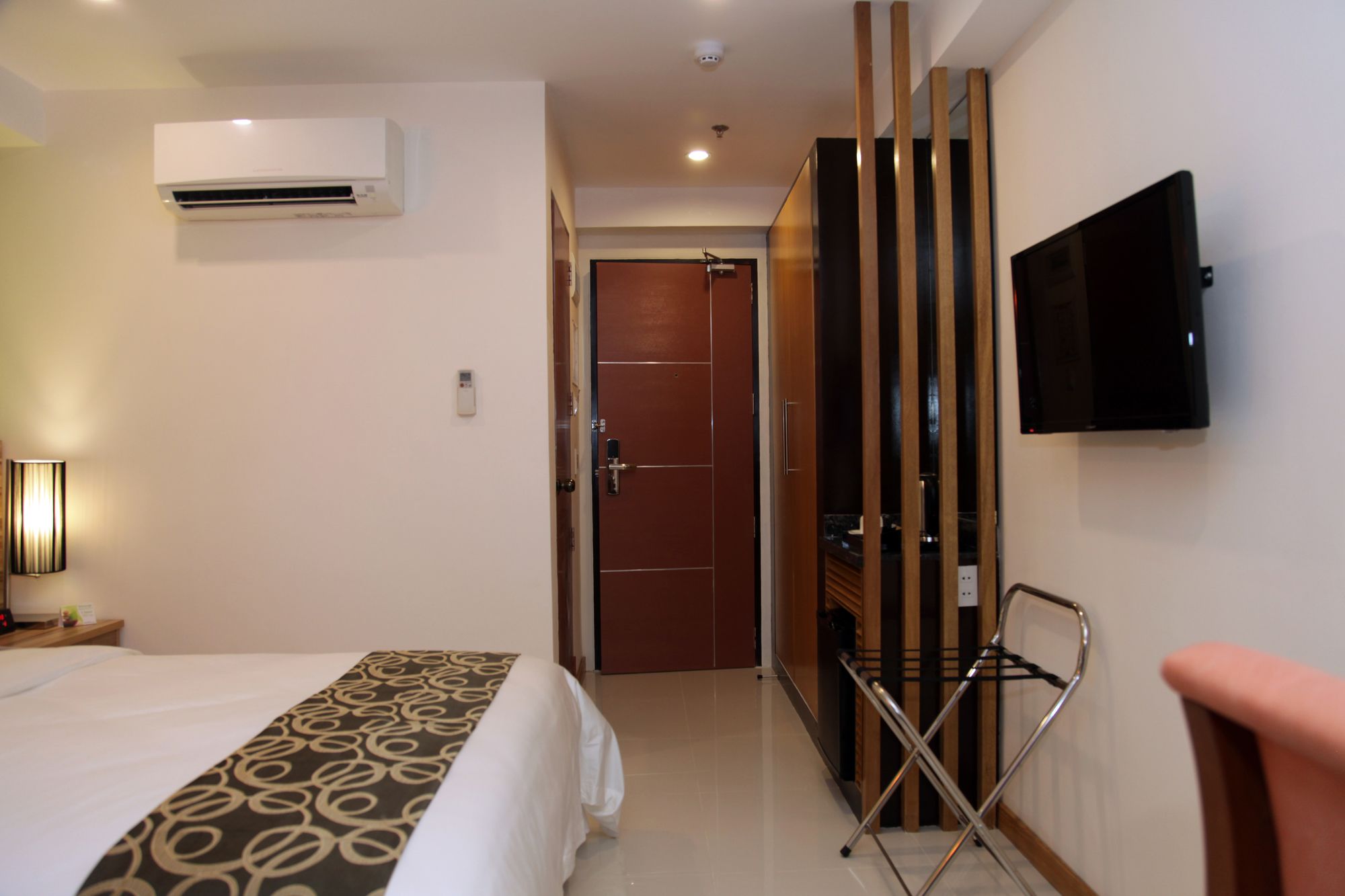Capital O 820 Guijo Suites Makati