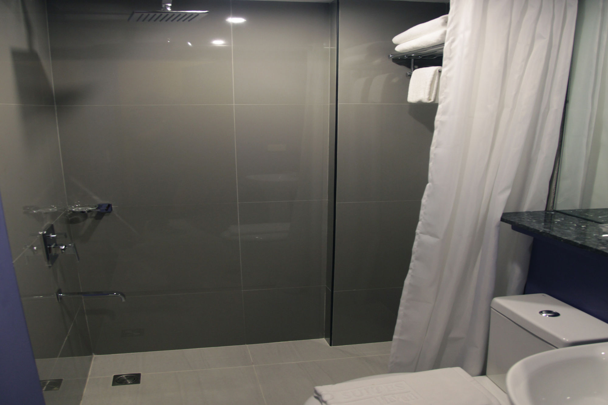 Capital O 820 Guijo Suites Makati