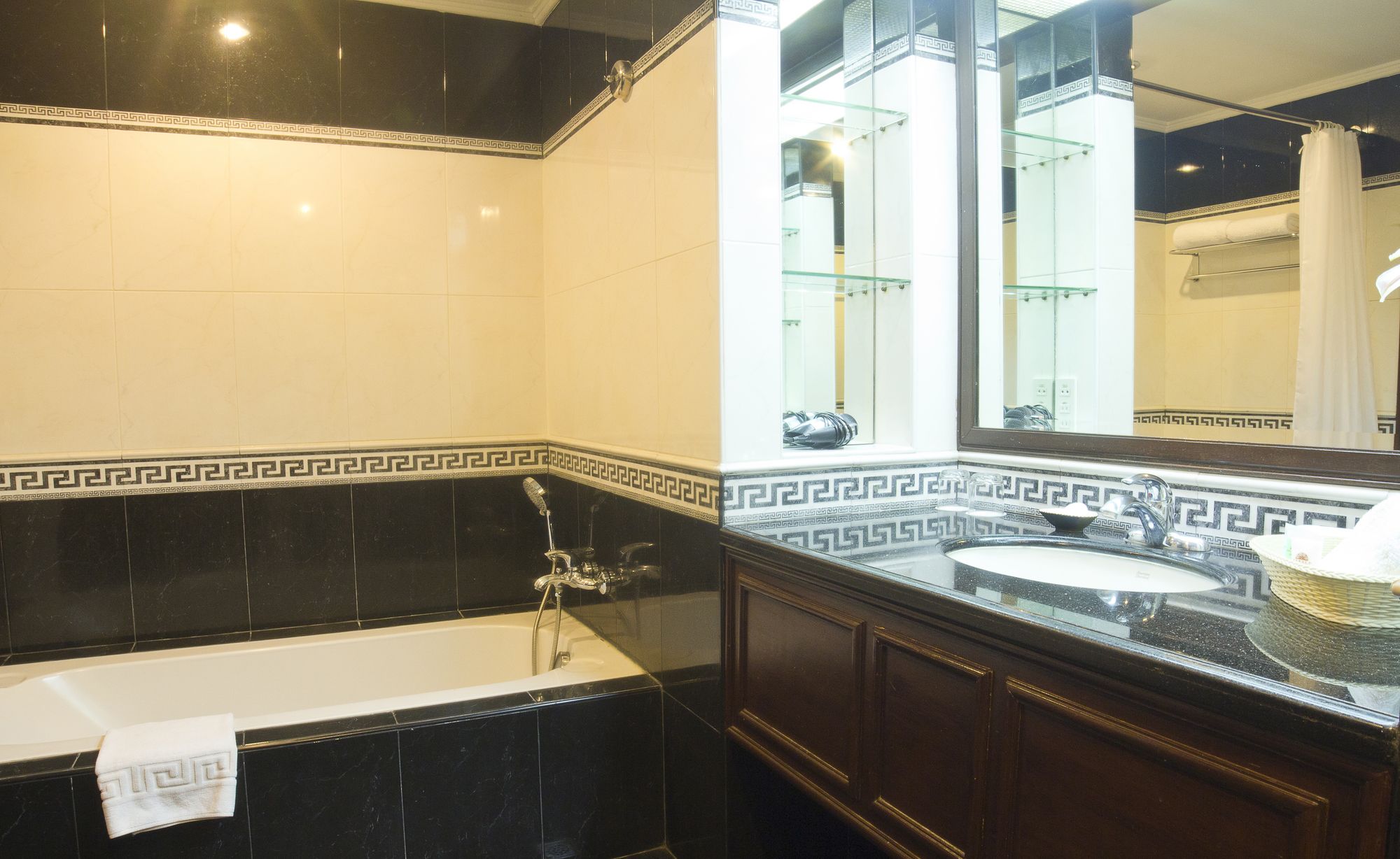 Herald Suites Solana