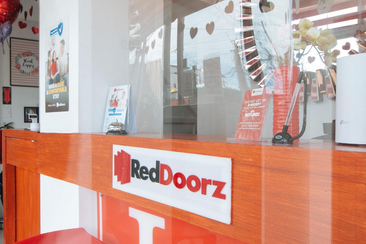 LJ Hotel by RedDoorz