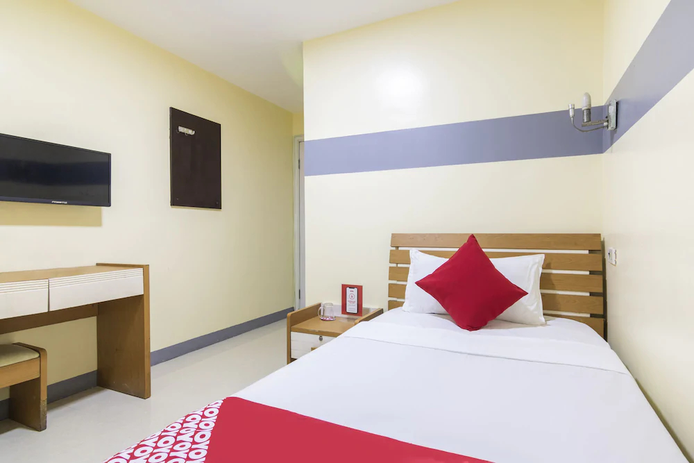 Lucky Hotel by OYO Rooms