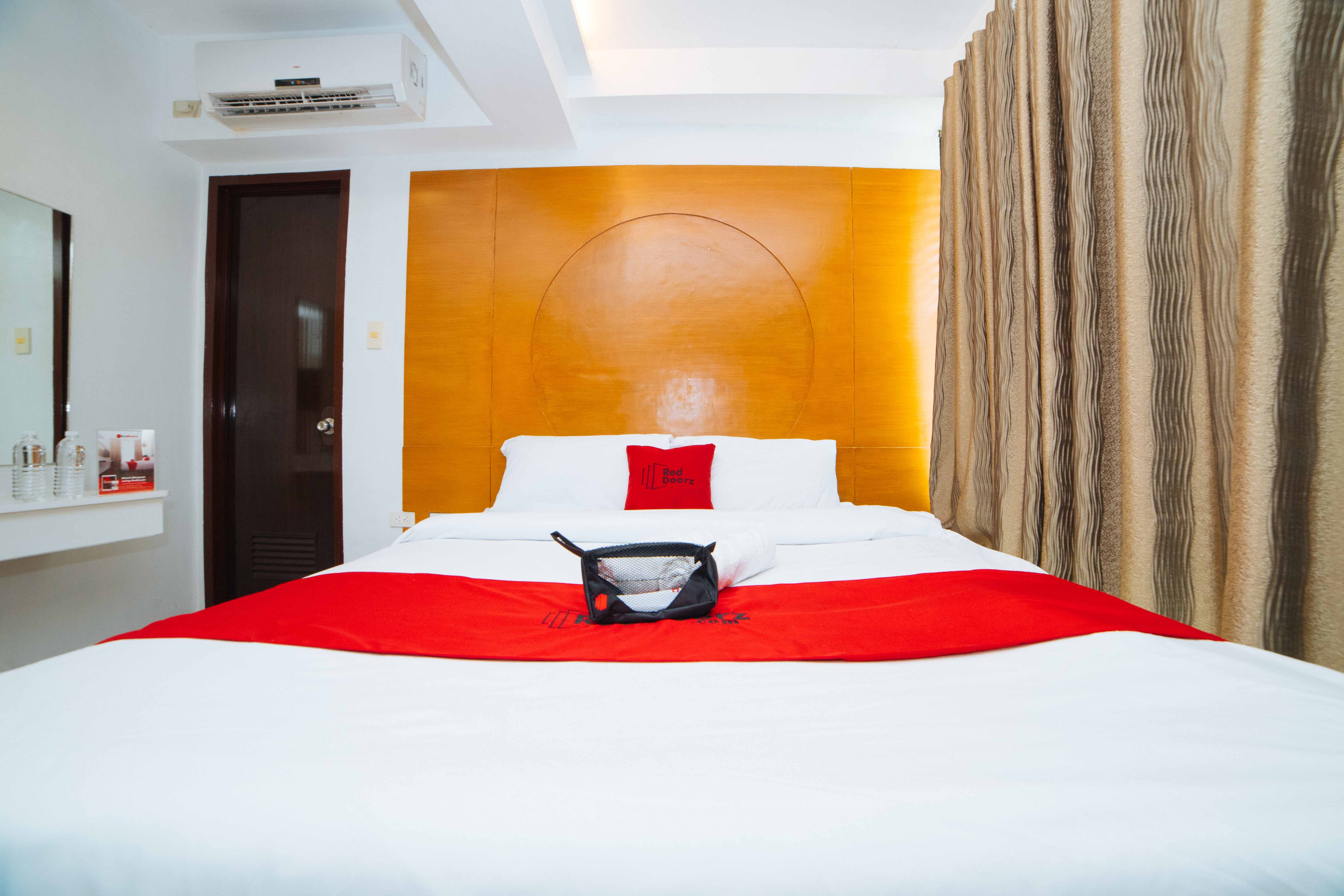 New Orleans Hotel by RedDoorz