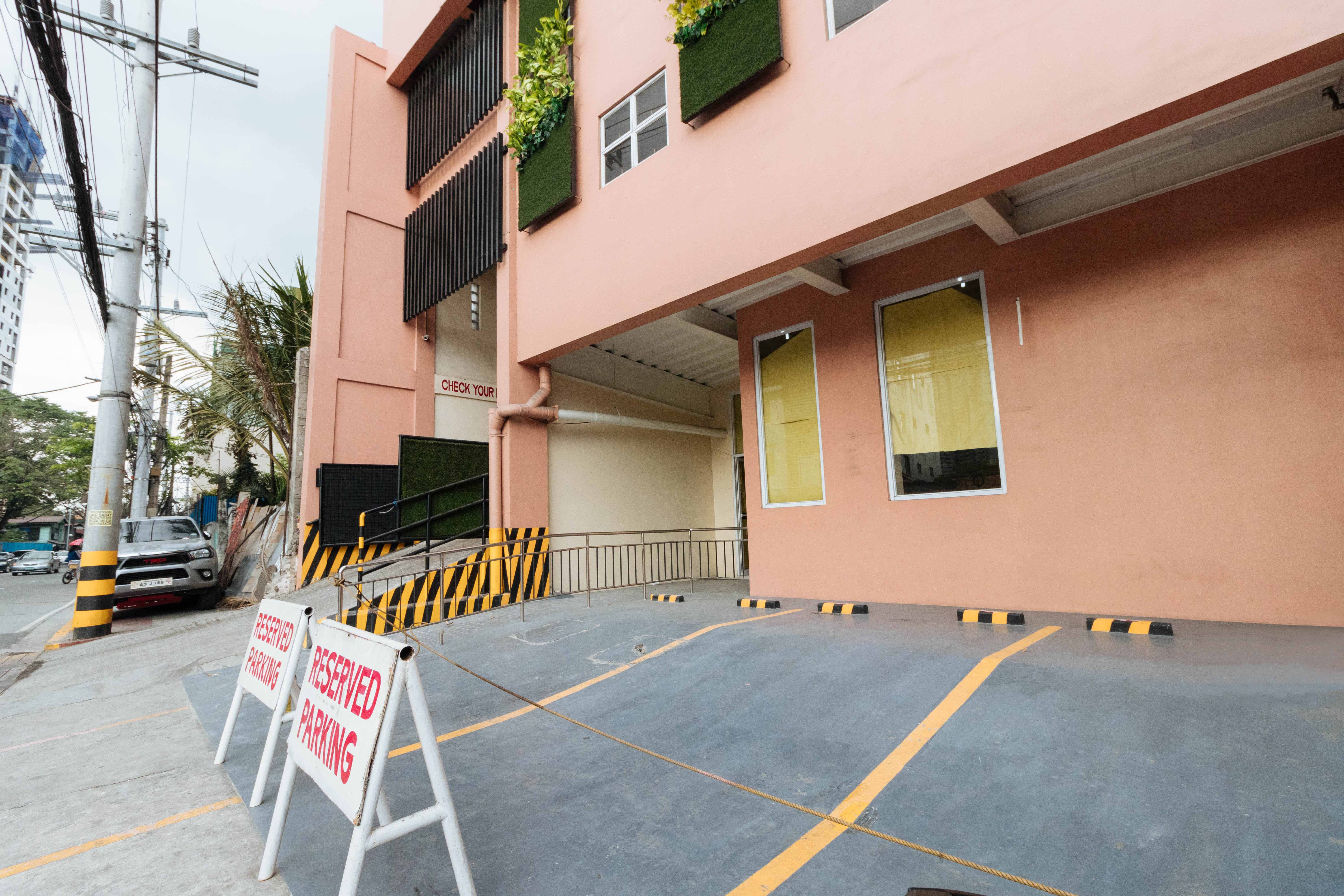 RedDoorz Plus @ RSG SS Residens Vito Cruz