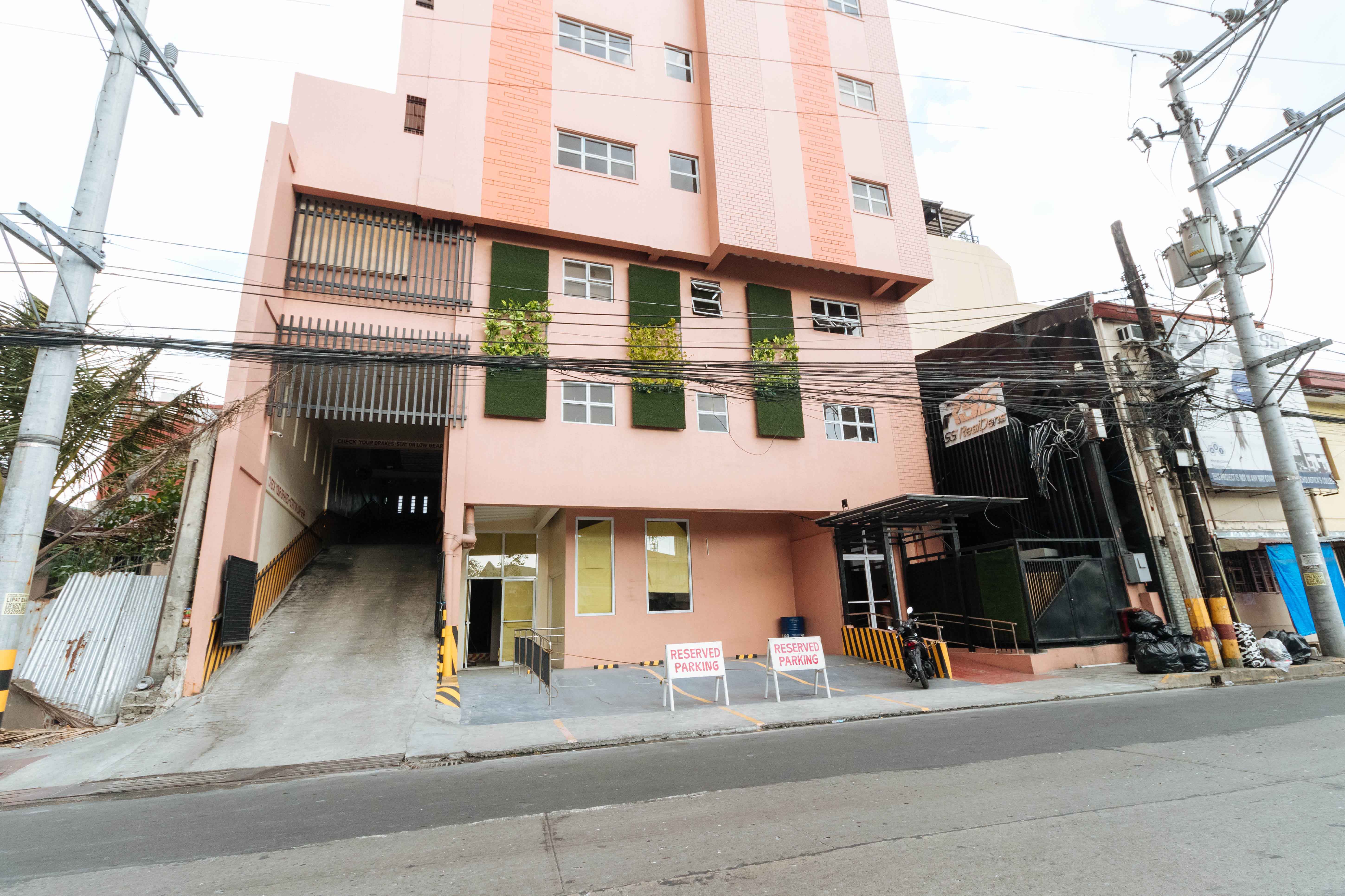 RedDoorz Plus @ RSG SS Residens Vito Cruz