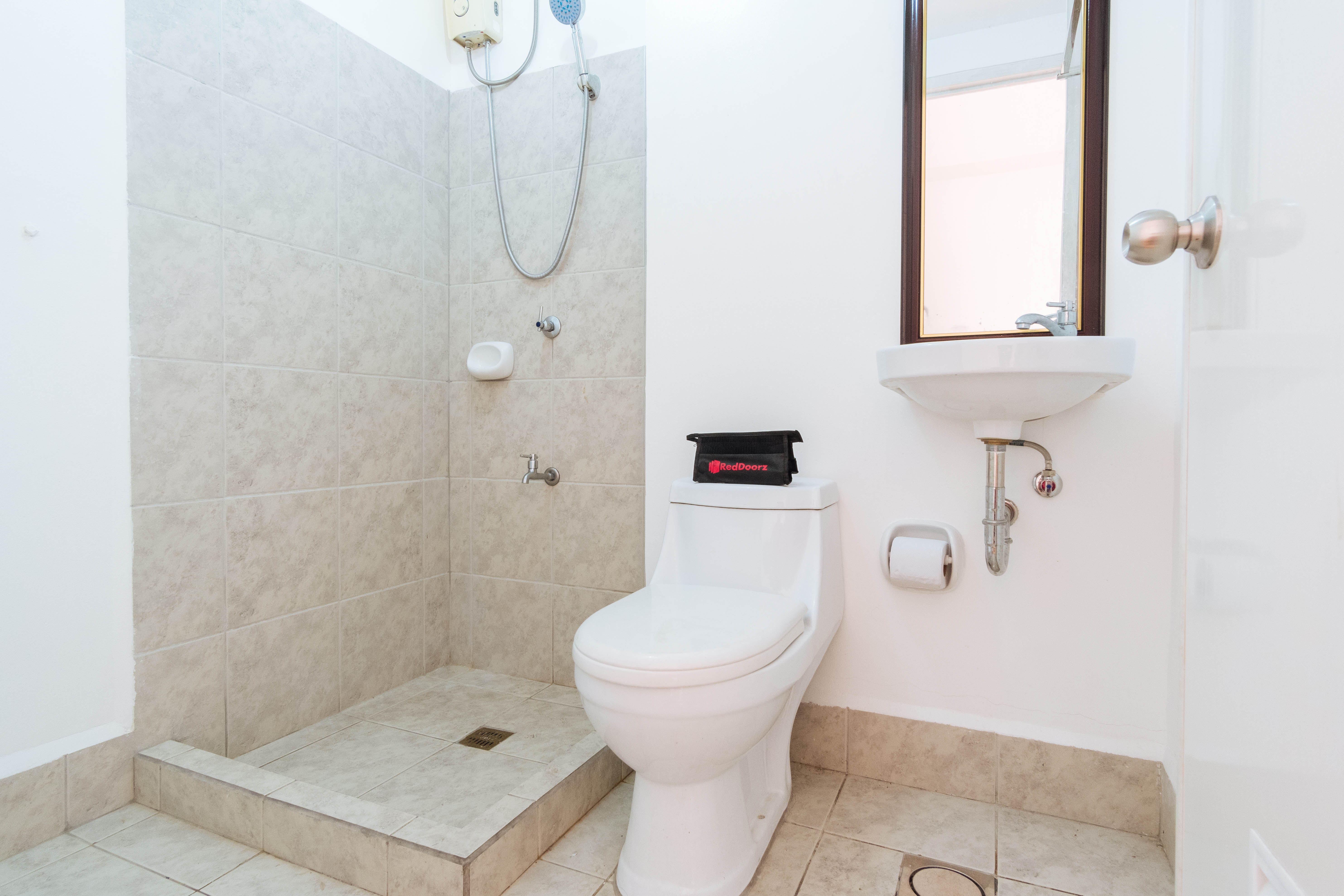 RedDoorz Premium @ Amaia Skies Avenida