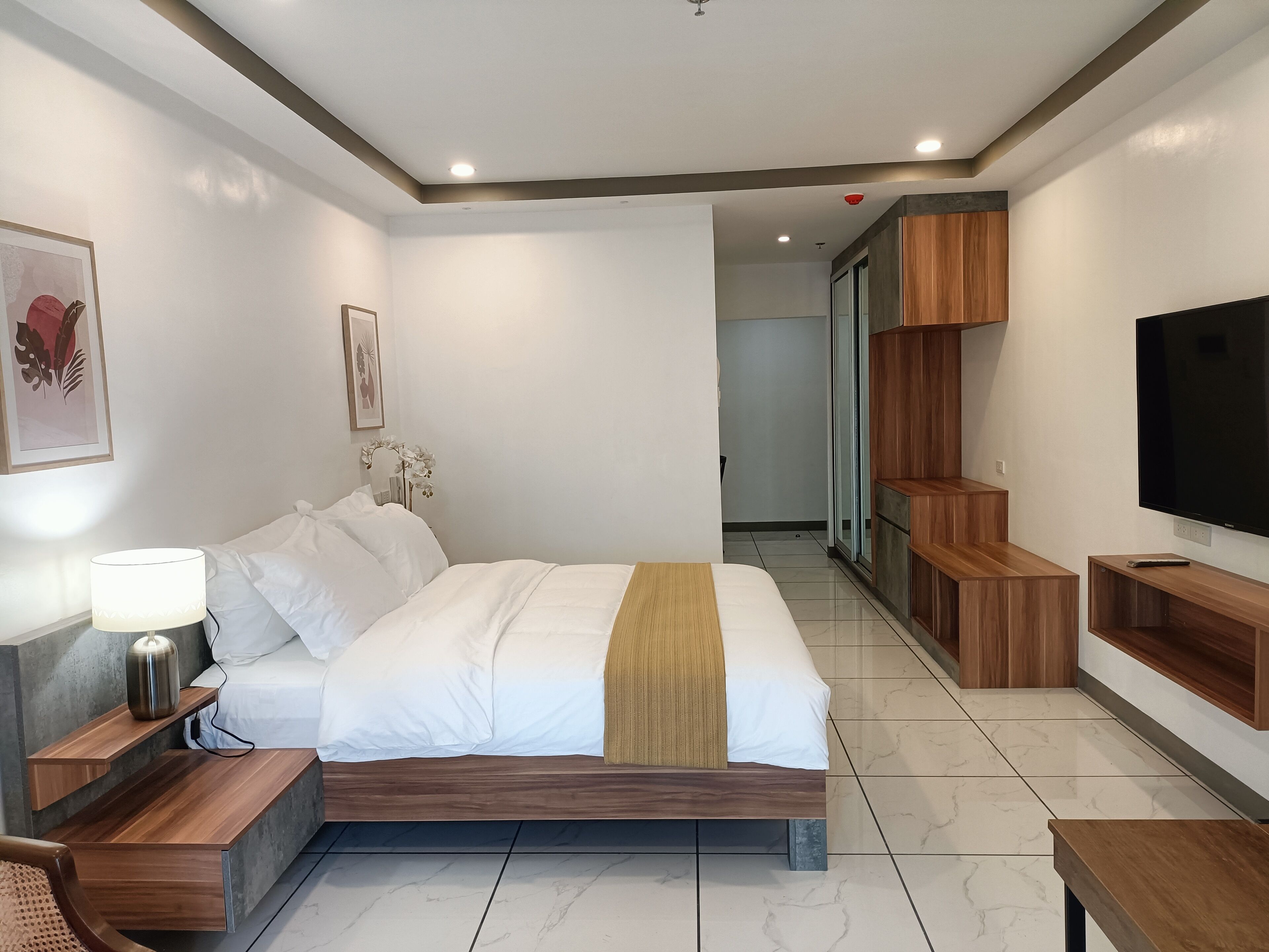 Rosh Hotel