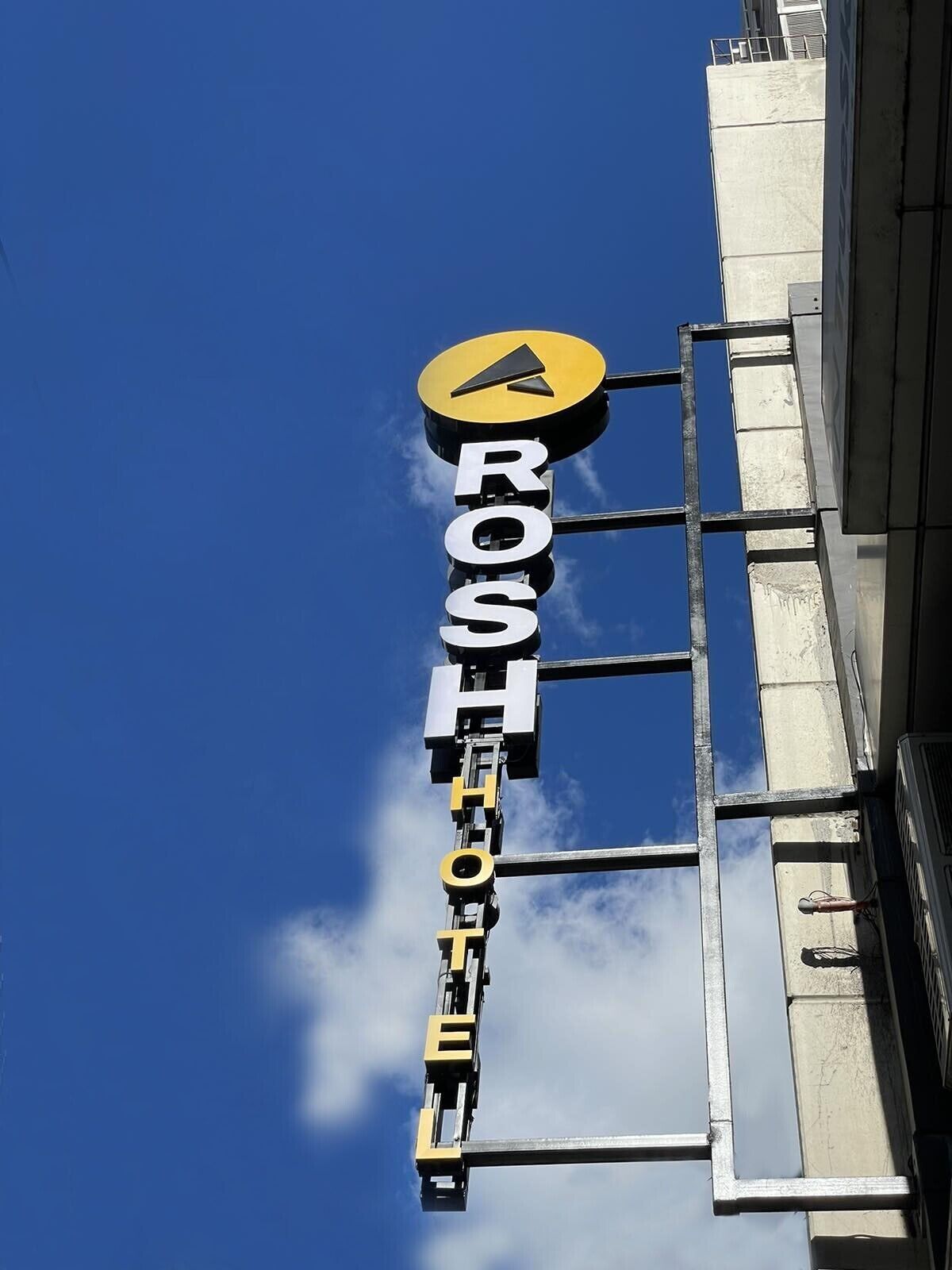 Rosh Hotel