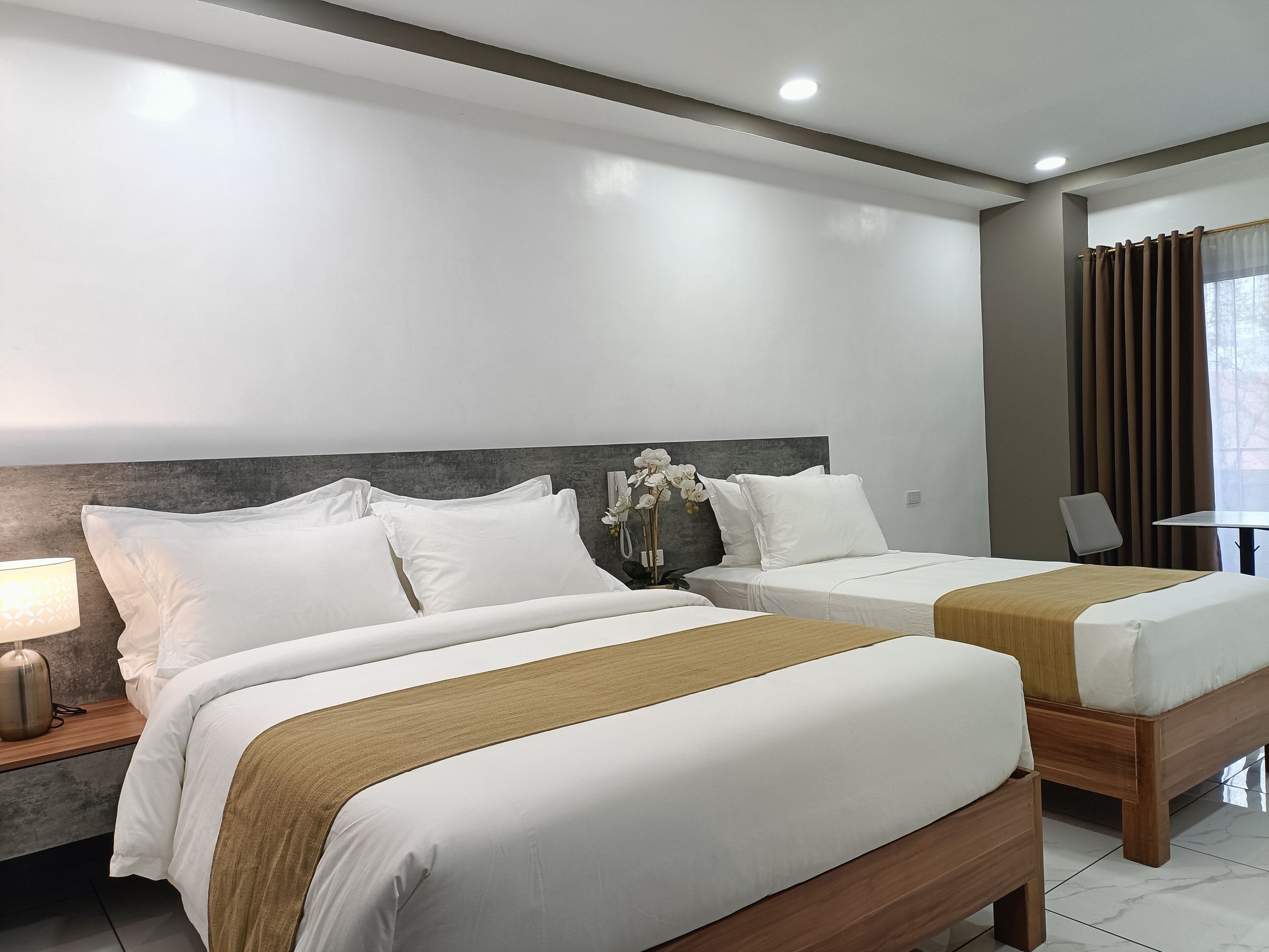 Rosh Hotel
