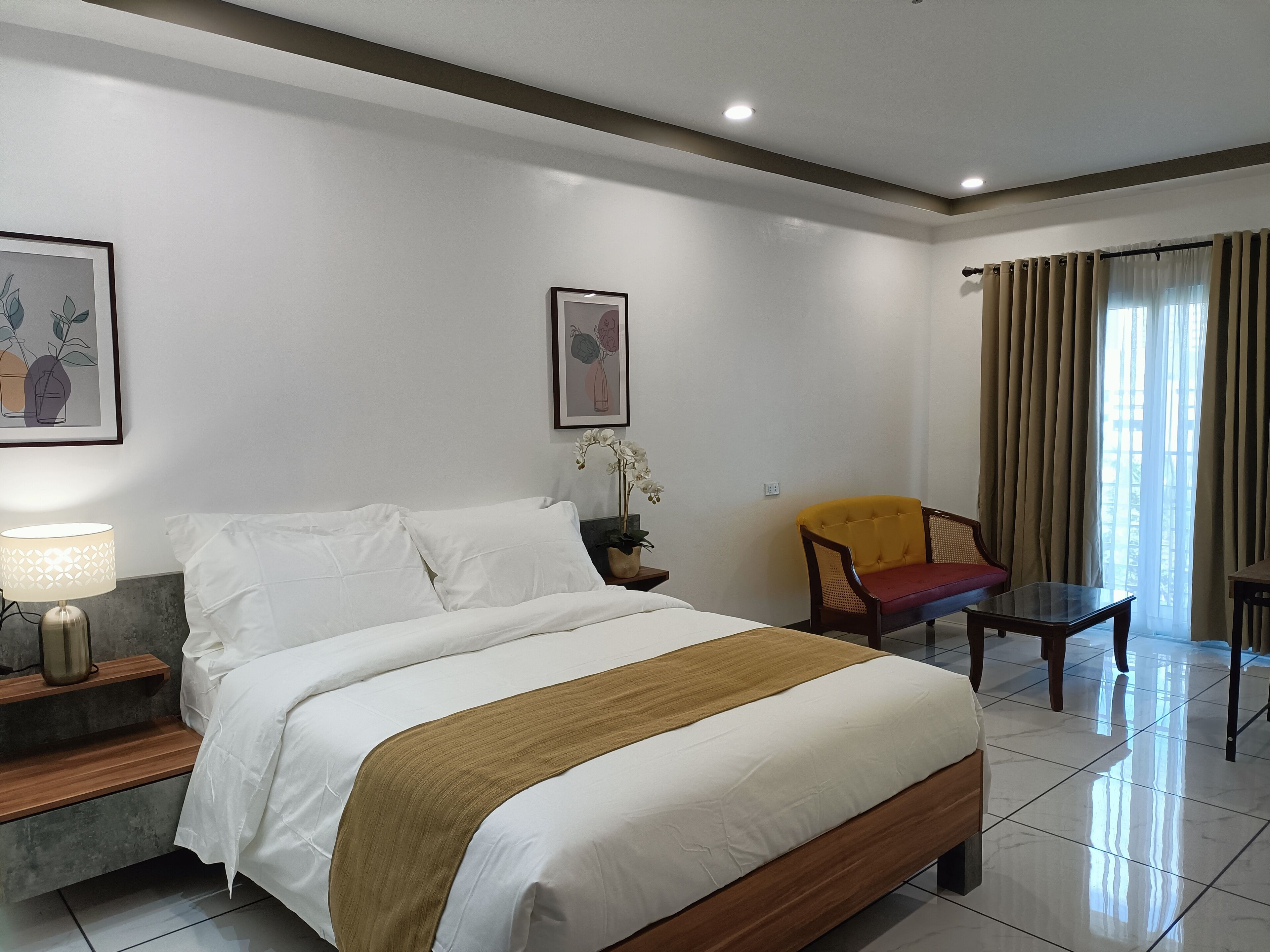 Rosh Hotel