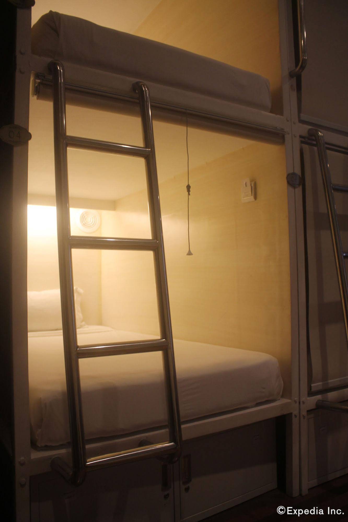 Tambayan Capsule Hostel