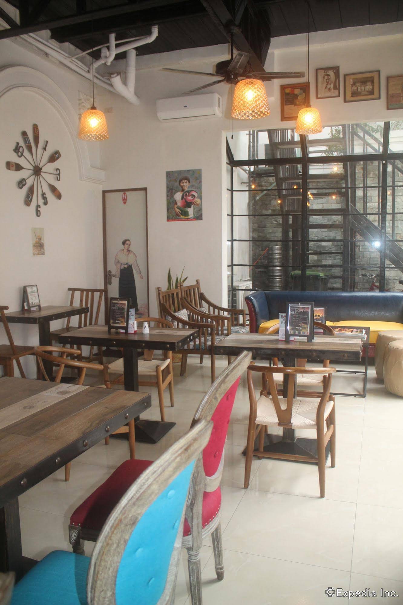 Tambayan Capsule Hostel