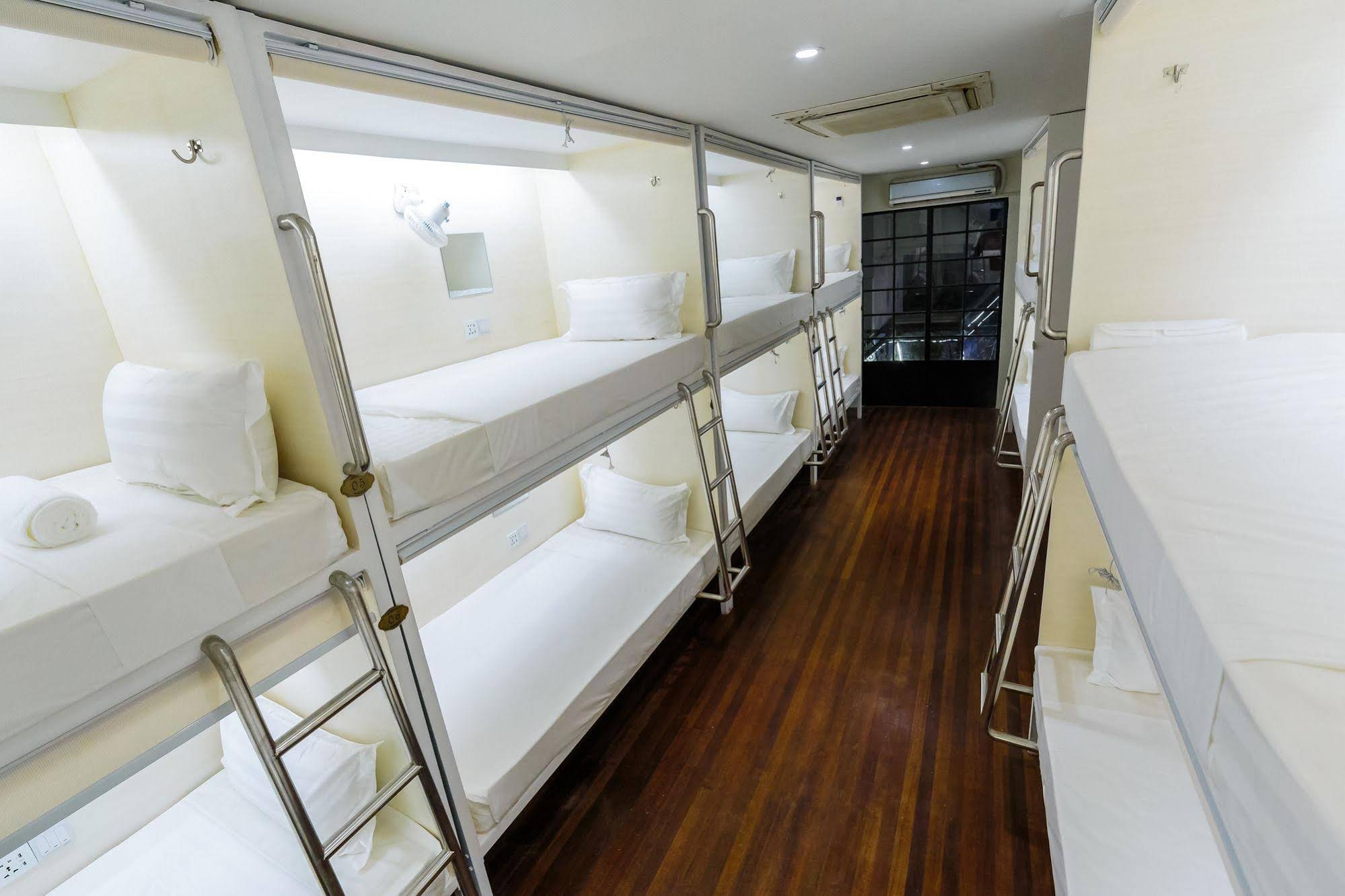 Tambayan Capsule Hostel