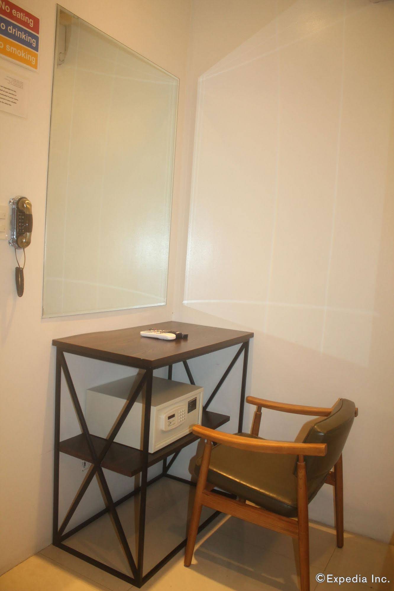 Tambayan Capsule Hostel