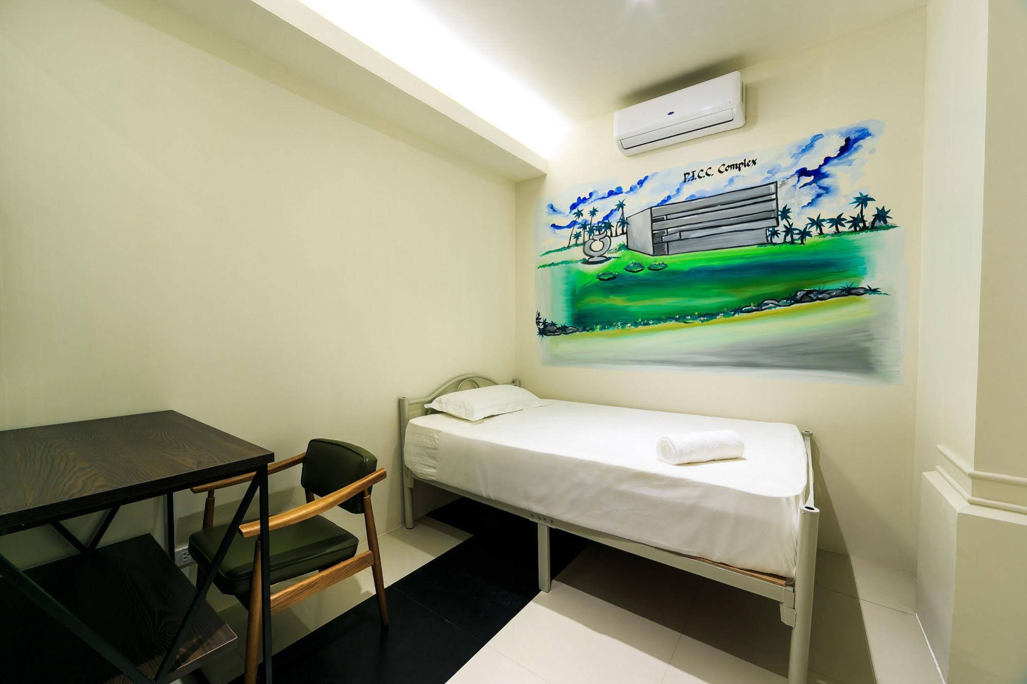 Tambayan Capsule Hostel