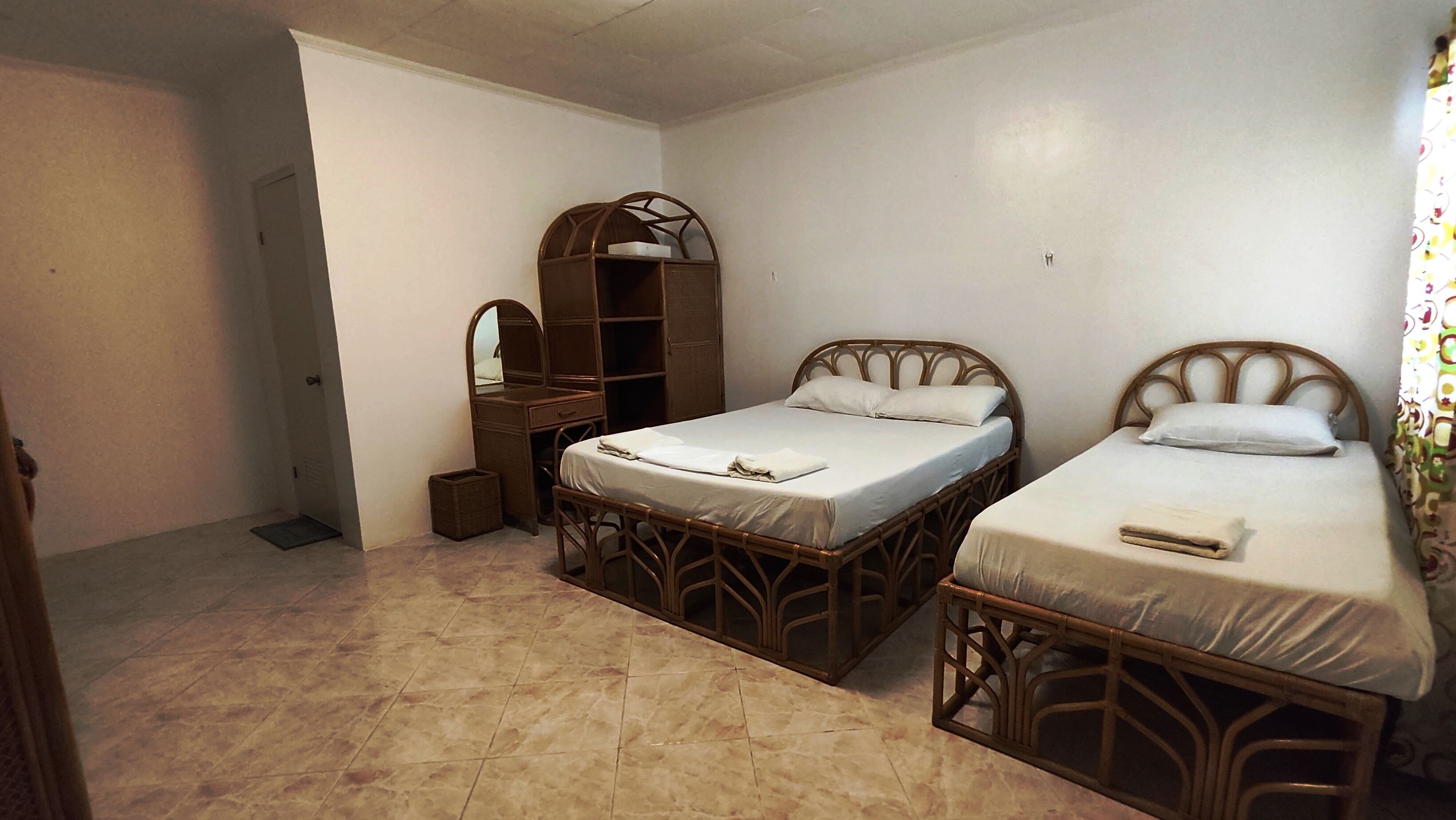 Bluewaves Resort  Basdaku by Hiverooms