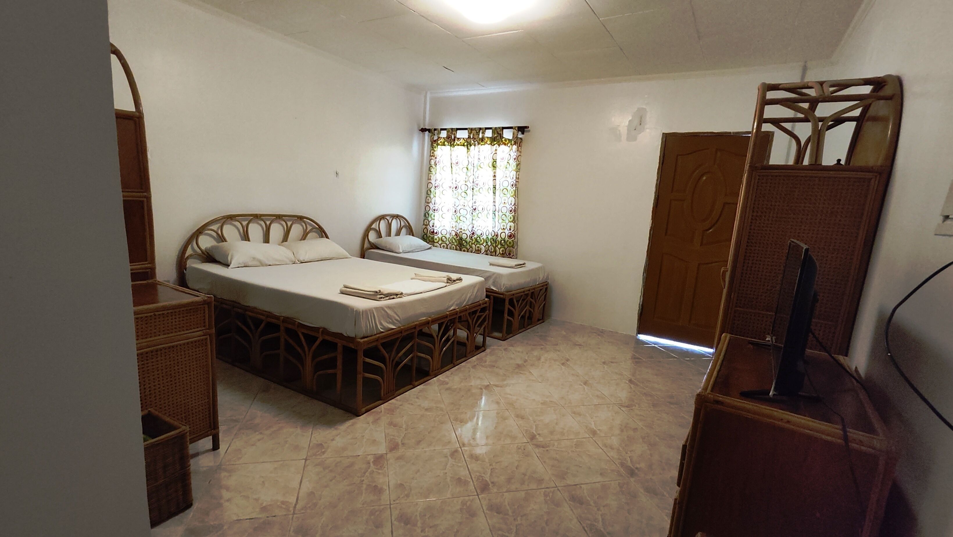 Bluewaves Resort  Basdaku by Hiverooms