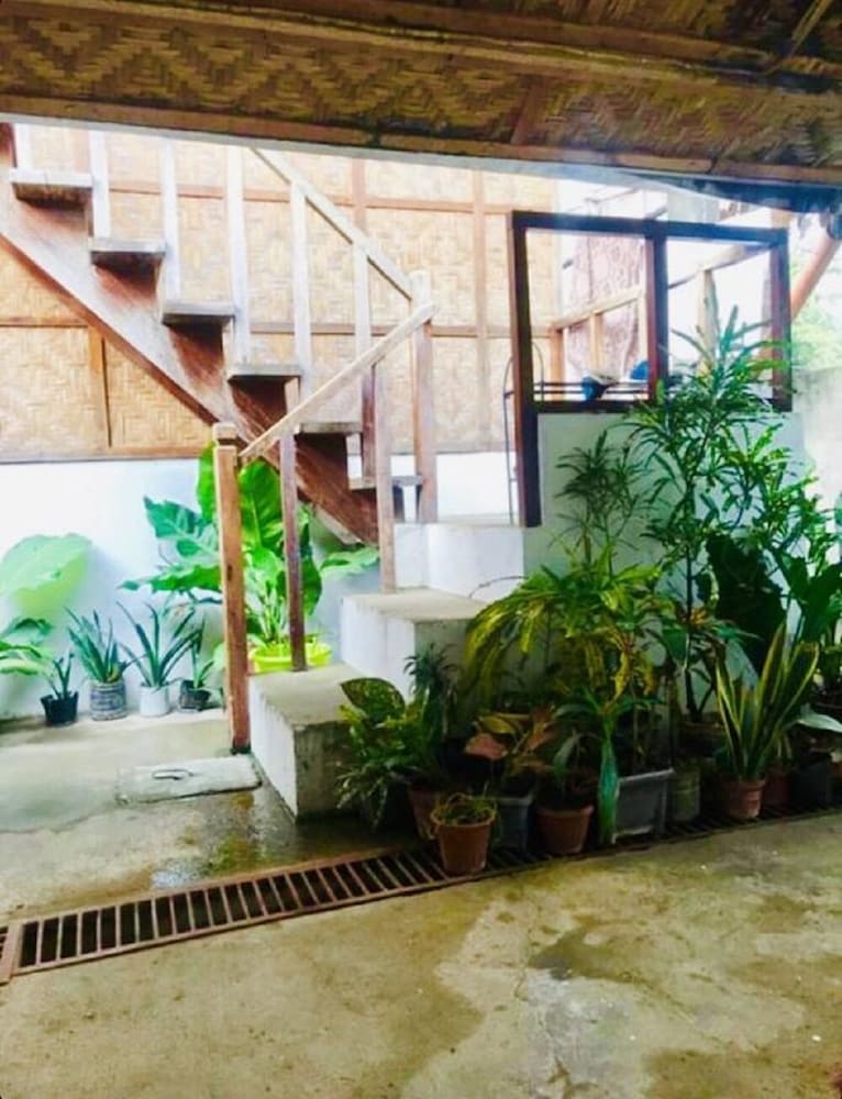 Le Village Hostel & Bar Moalboal