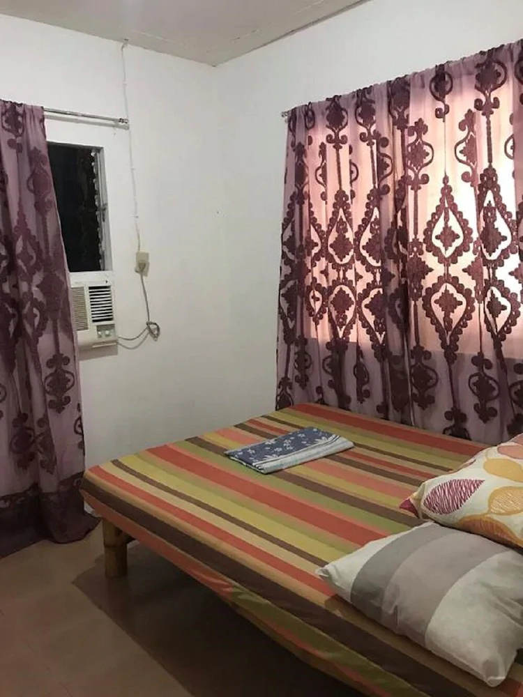 Le Village Hostel & Bar Moalboal