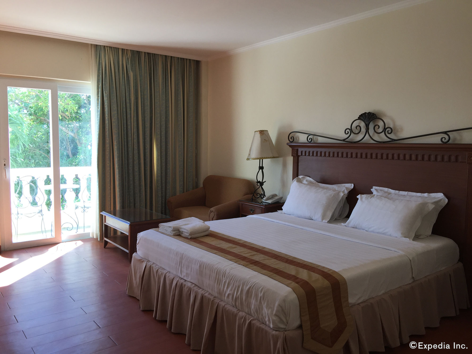 Alona Kew White Beach Resort
