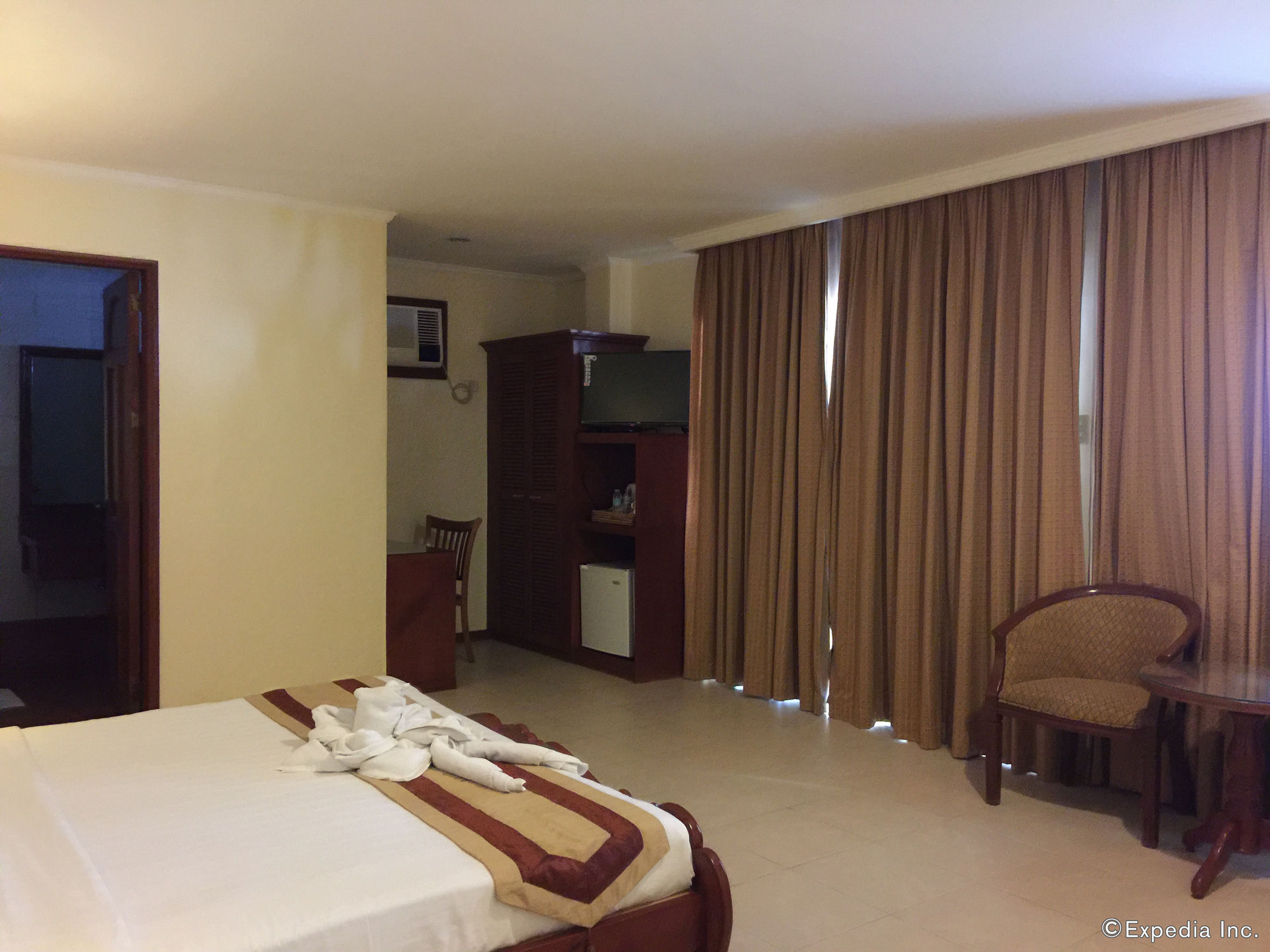 Alona Kew White Beach Resort