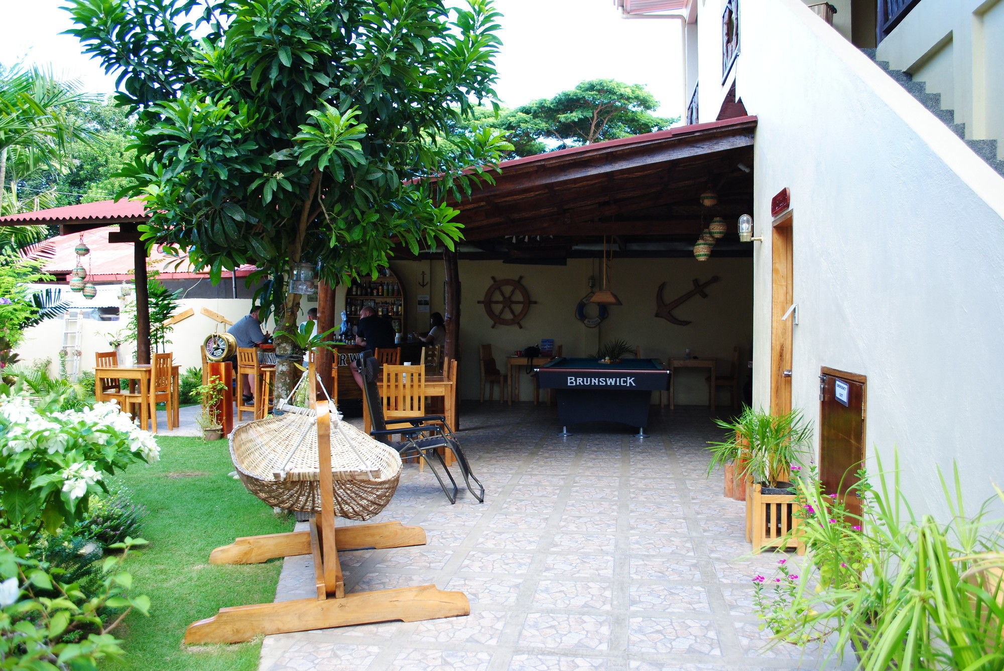 Captains Lodge And Bar