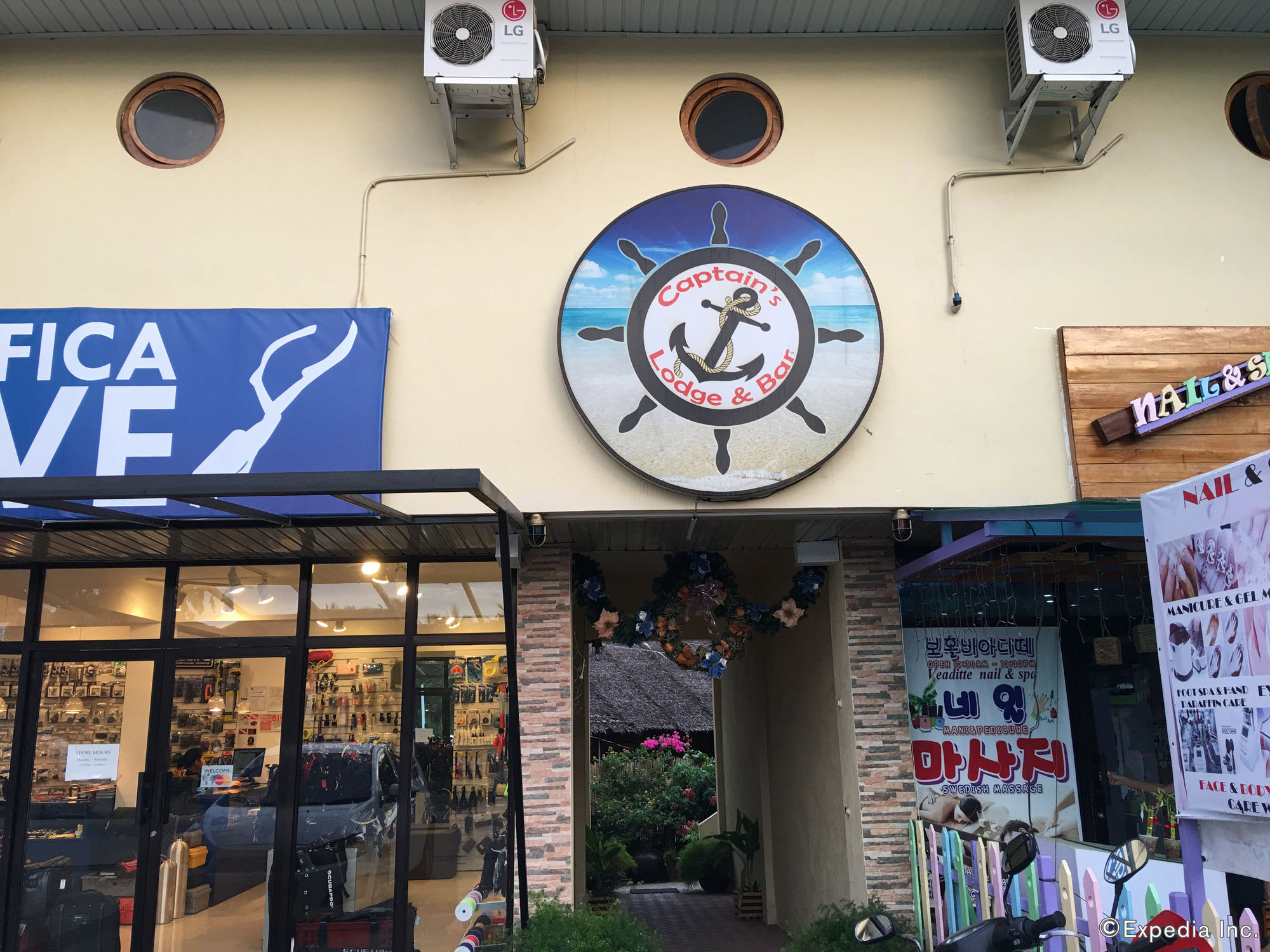 Captains Lodge And Bar