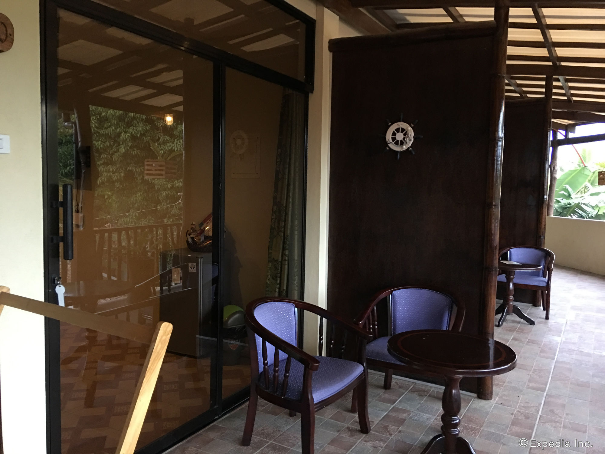 Captains Lodge And Bar