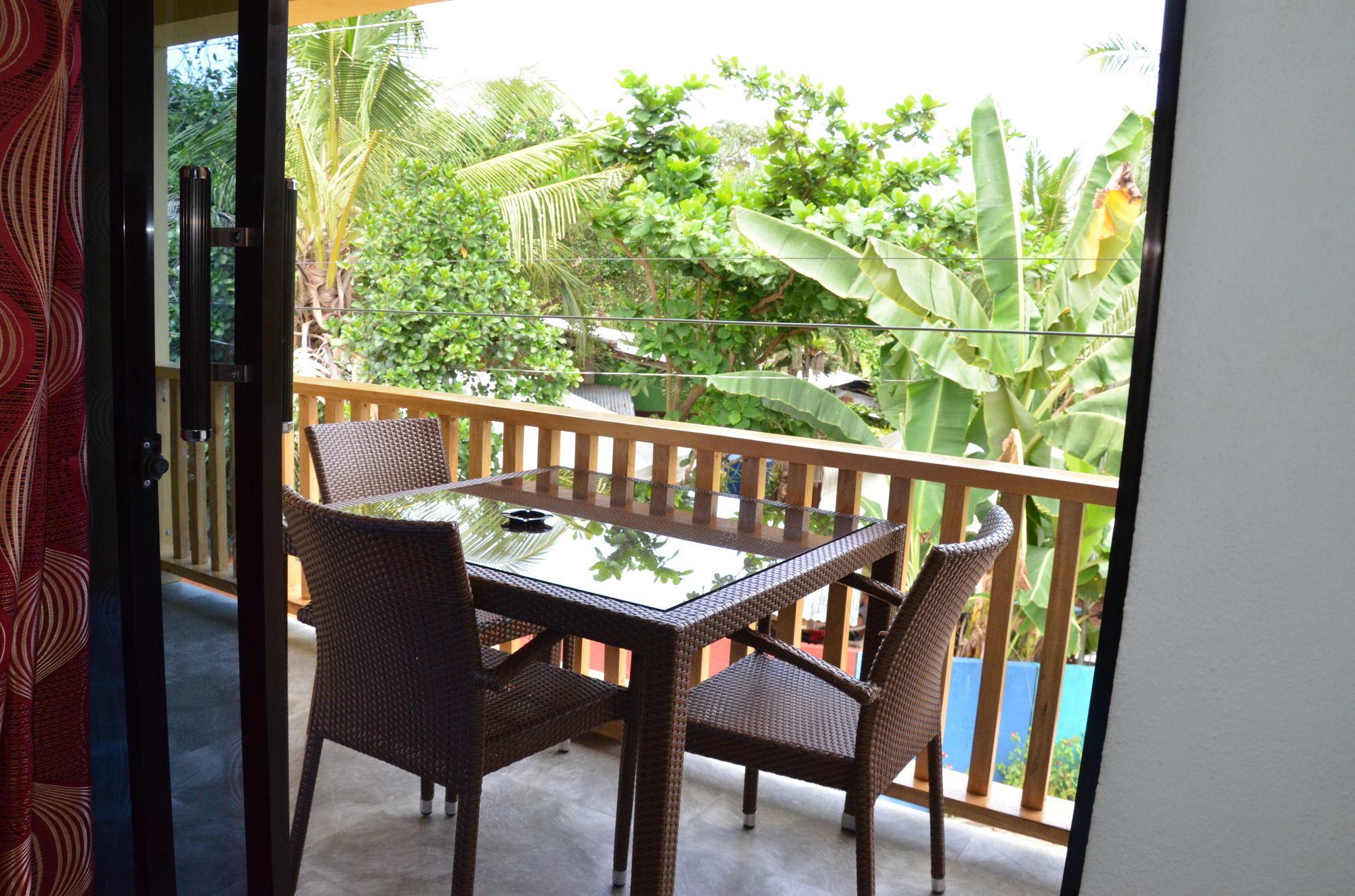 Captains Lodge And Bar