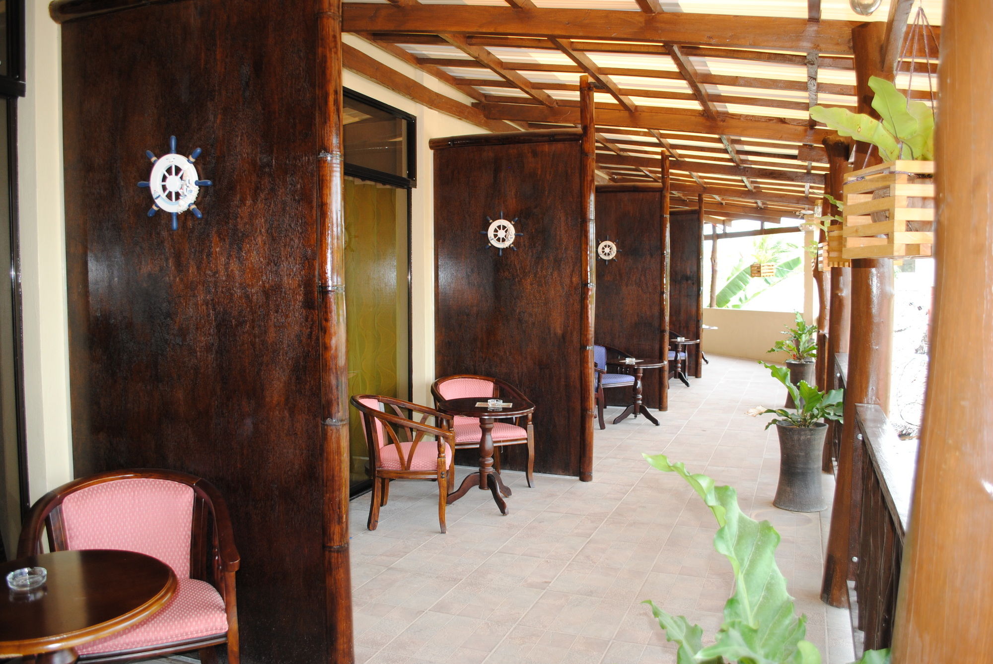 Captains Lodge And Bar