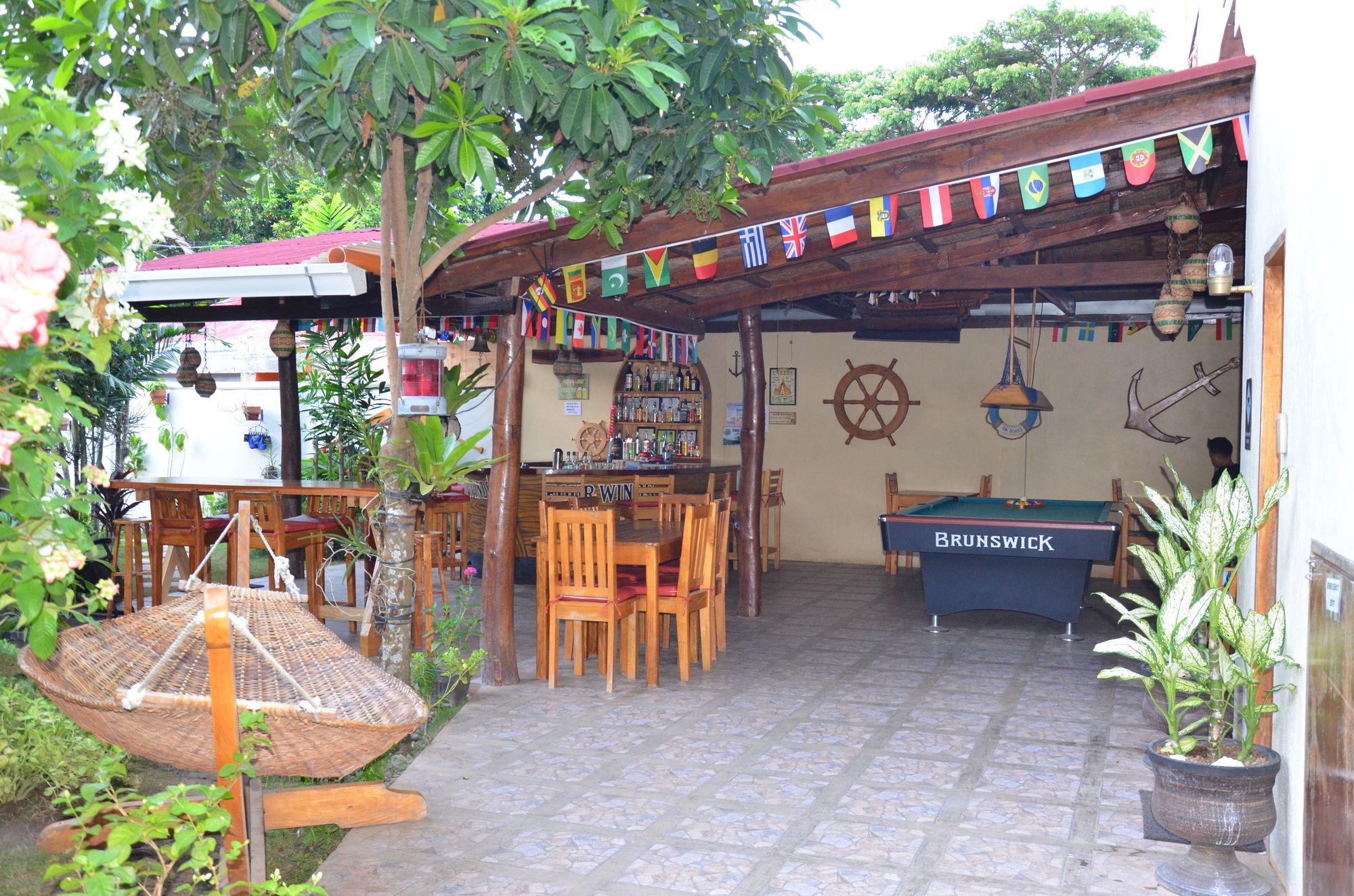 Captains Lodge And Bar