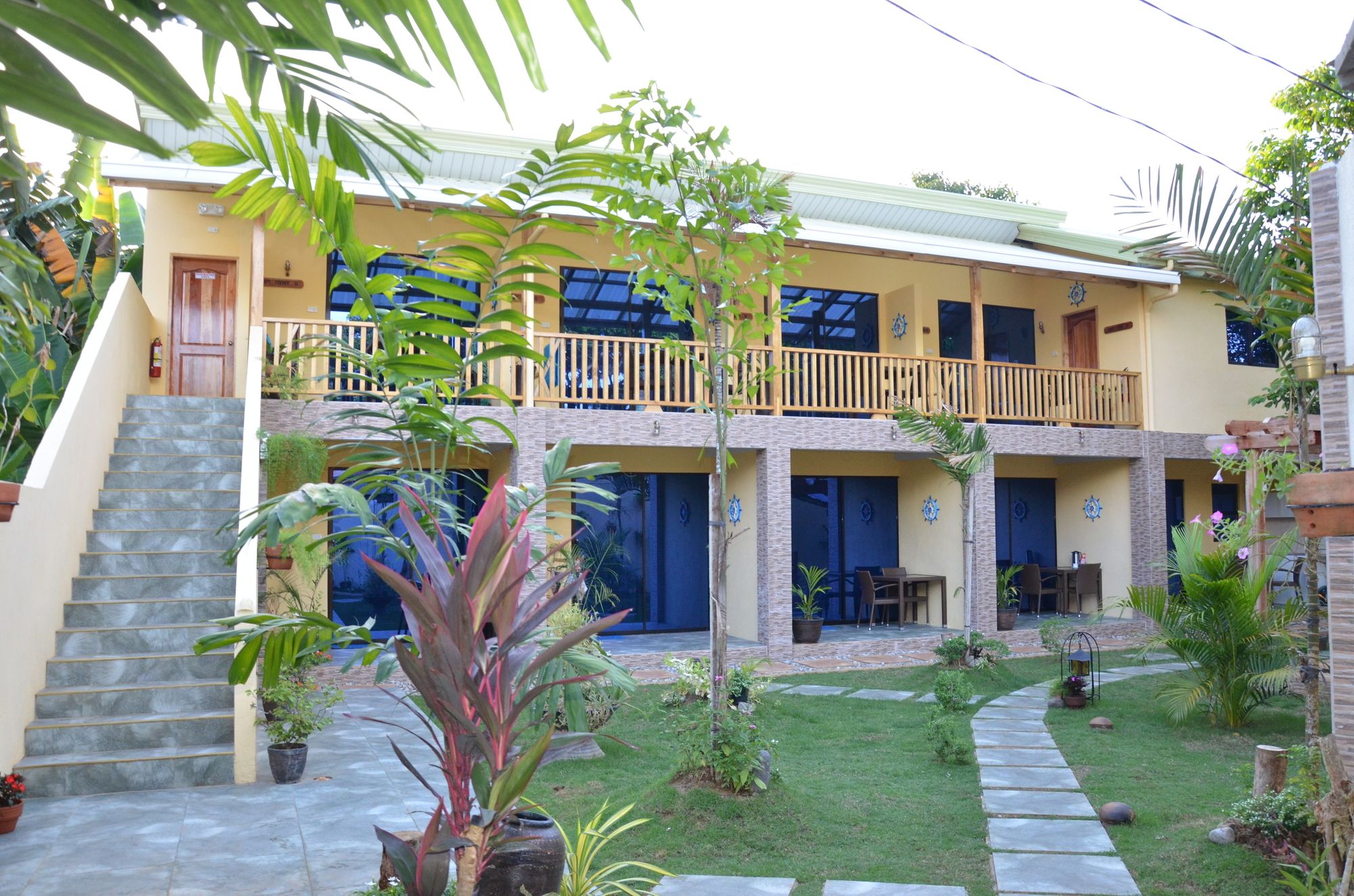 Captains Lodge And Bar