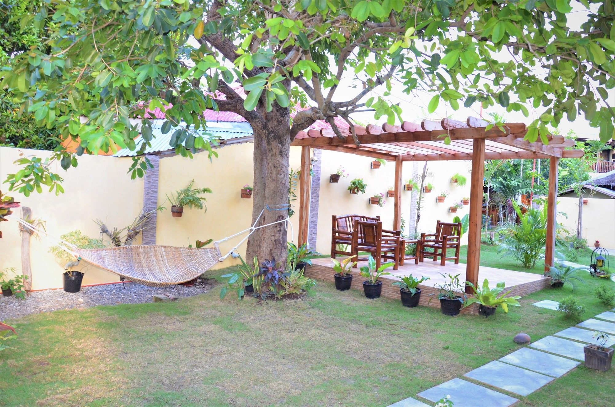 Captains Lodge And Bar