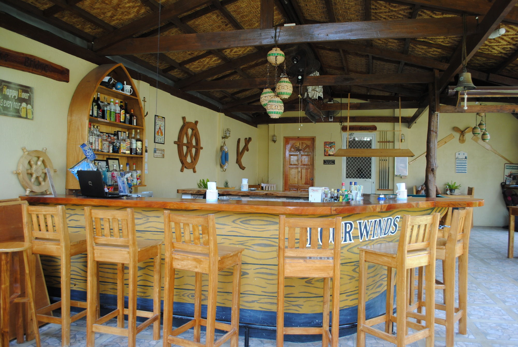 Captains Lodge And Bar